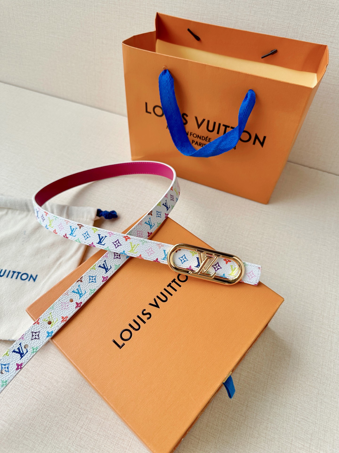 LV 2.0cm白彩老花细腰带，白底彩色Monogram元气满满超吸睛，椭圆金扣精致温柔，2.0cm细版