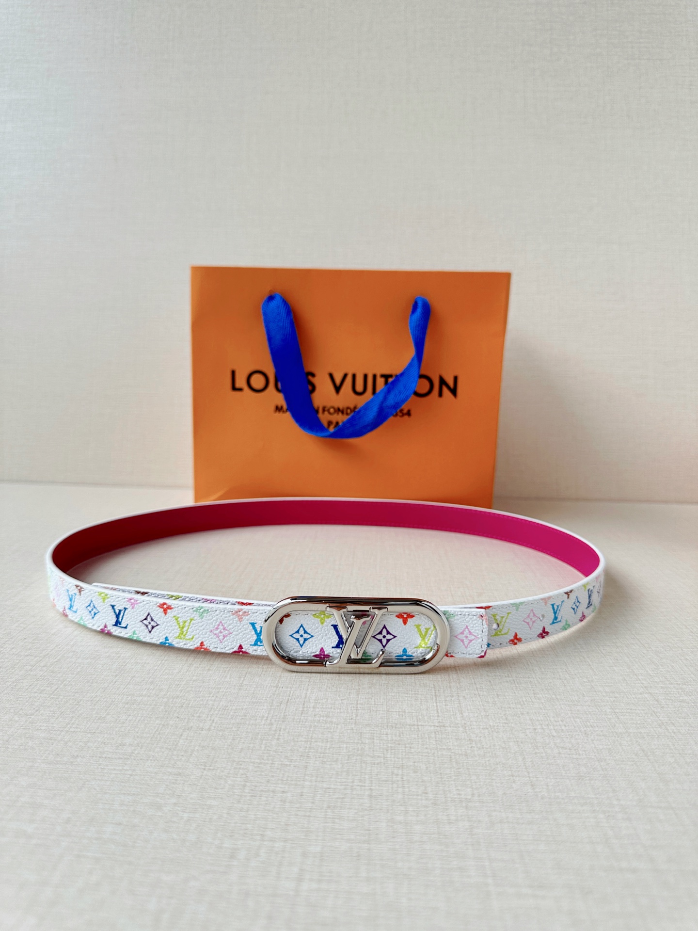 LV 2.0cm白彩老花细腰带，白底彩色Monogram元气满满超吸睛，椭圆金扣精致温柔，2.0cm细版