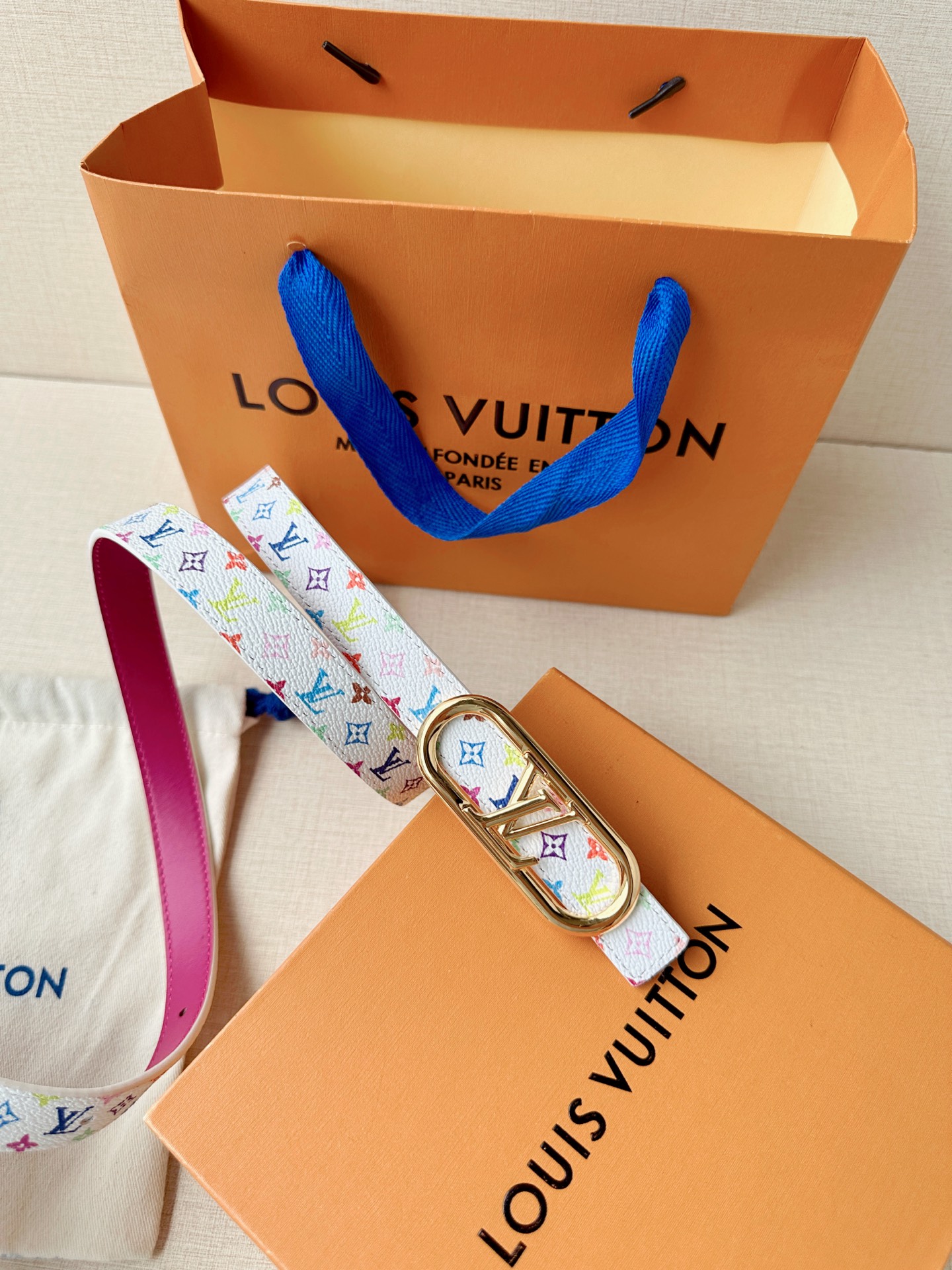 LV 2.0cm白彩老花细腰带，白底彩色Monogram元气满满超吸睛，椭圆金扣精致温柔，2.0cm细版