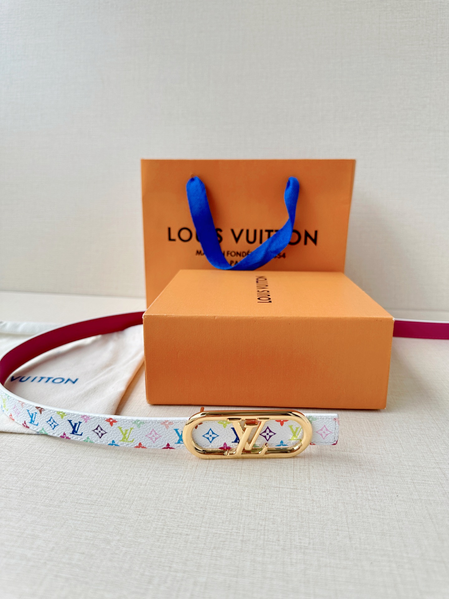 LV 2.0cm白彩老花细腰带，白底彩色Monogram元气满满超吸睛，椭圆金扣精致温柔，2.0cm细版
