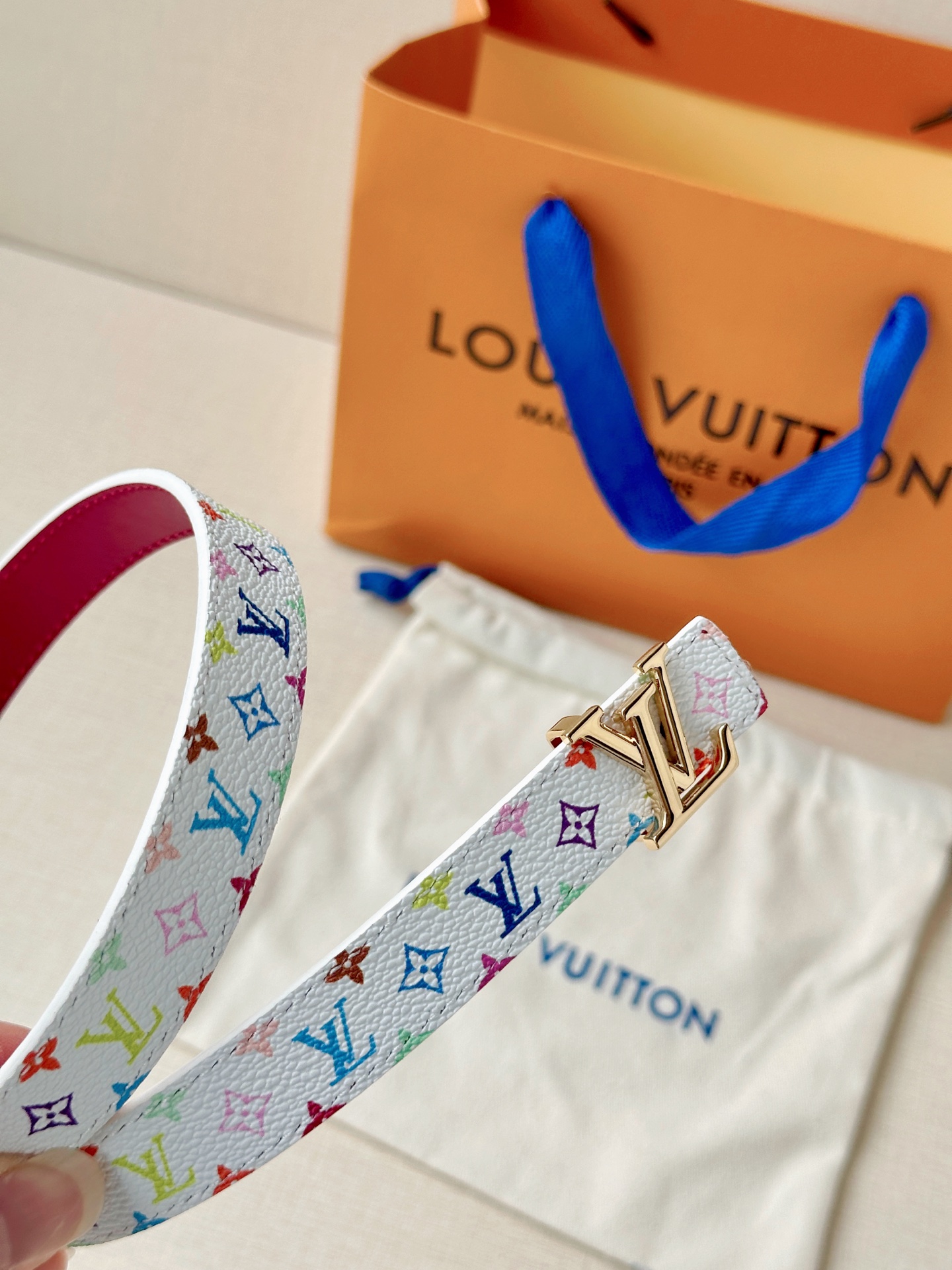 LV 2.0cm白彩老花细腰带，白底缤纷Monogram活泼减龄，立体LV铜扣辨识度高，2.0cm细版精