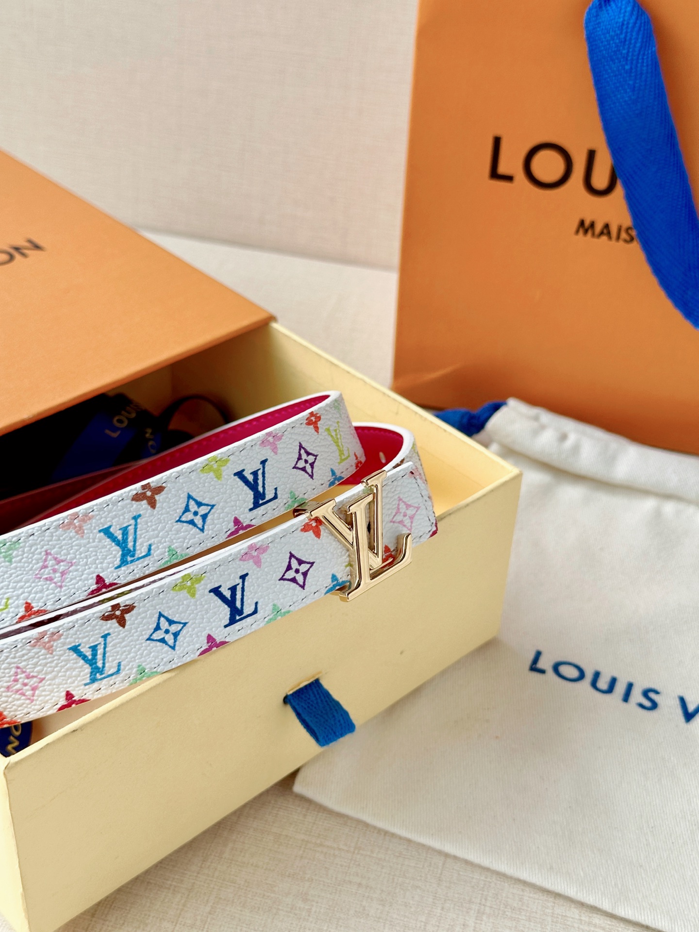 LV 2.0cm白彩老花细腰带，白底缤纷Monogram活泼减龄，立体LV铜扣辨识度高，2.0cm细版精