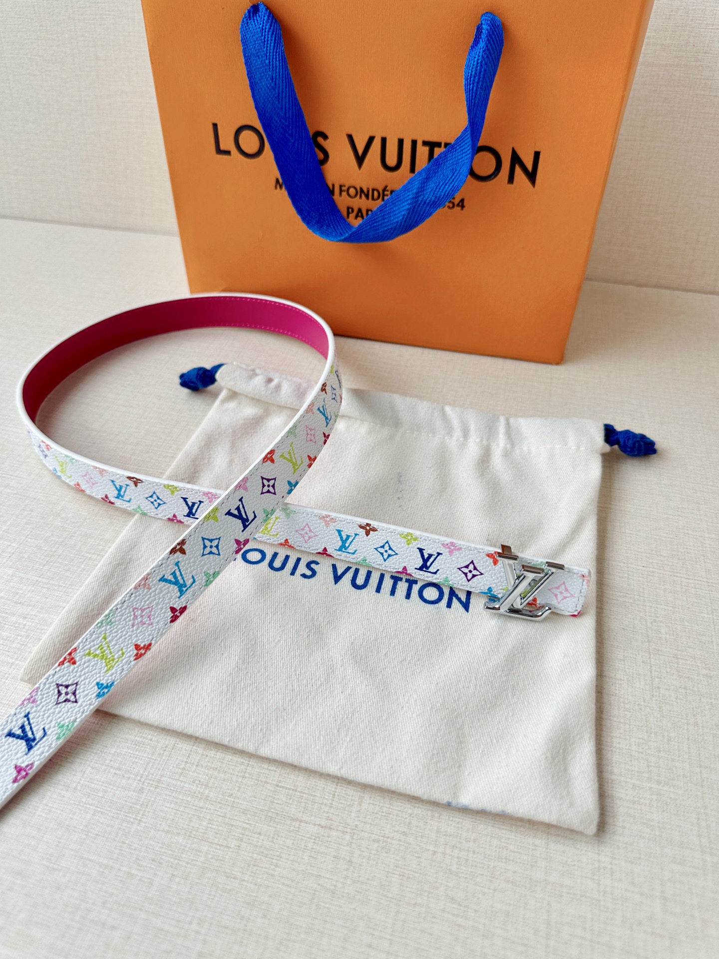 LV 2.0cm白彩老花细腰带，白底缤纷Monogram活泼减龄，立体LV铜扣辨识度高，2.0cm细版精