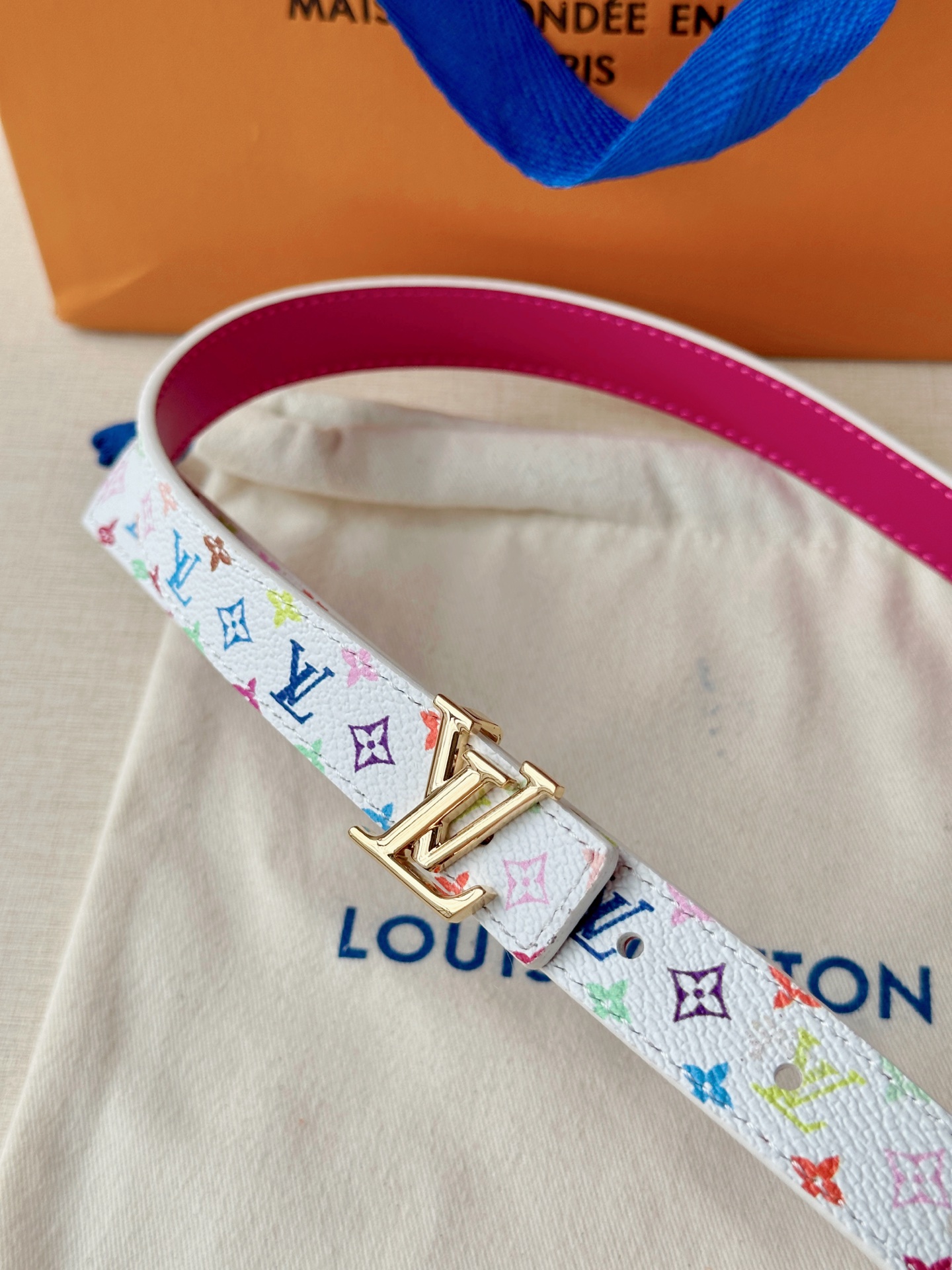 LV 2.0cm白彩老花细腰带，白底缤纷Monogram活泼减龄，立体LV铜扣辨识度高，2.0cm细版精
