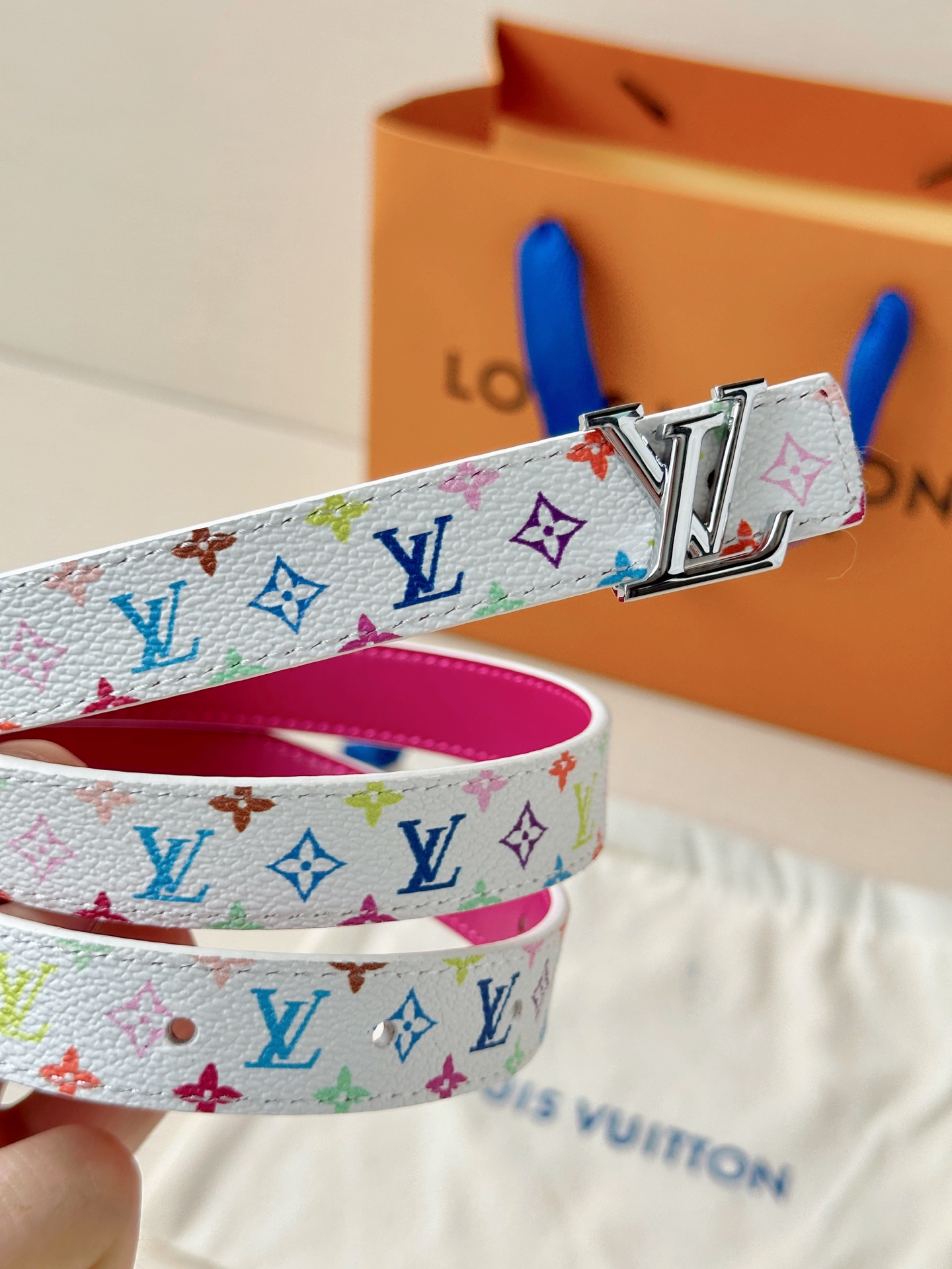 LV 2.0cm白彩老花细腰带，白底缤纷Monogram活泼减龄，立体LV铜扣辨识度高，2.0cm细版精