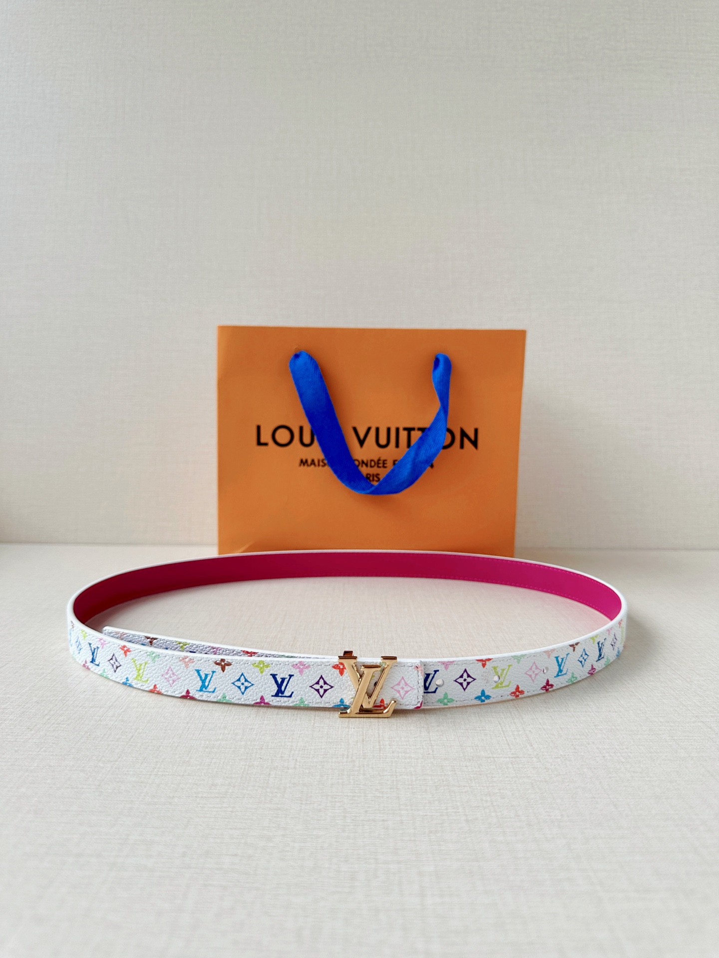 LV 2.0cm白彩老花细腰带，白底缤纷Monogram活泼减龄，立体LV铜扣辨识度高，2.0cm细版精