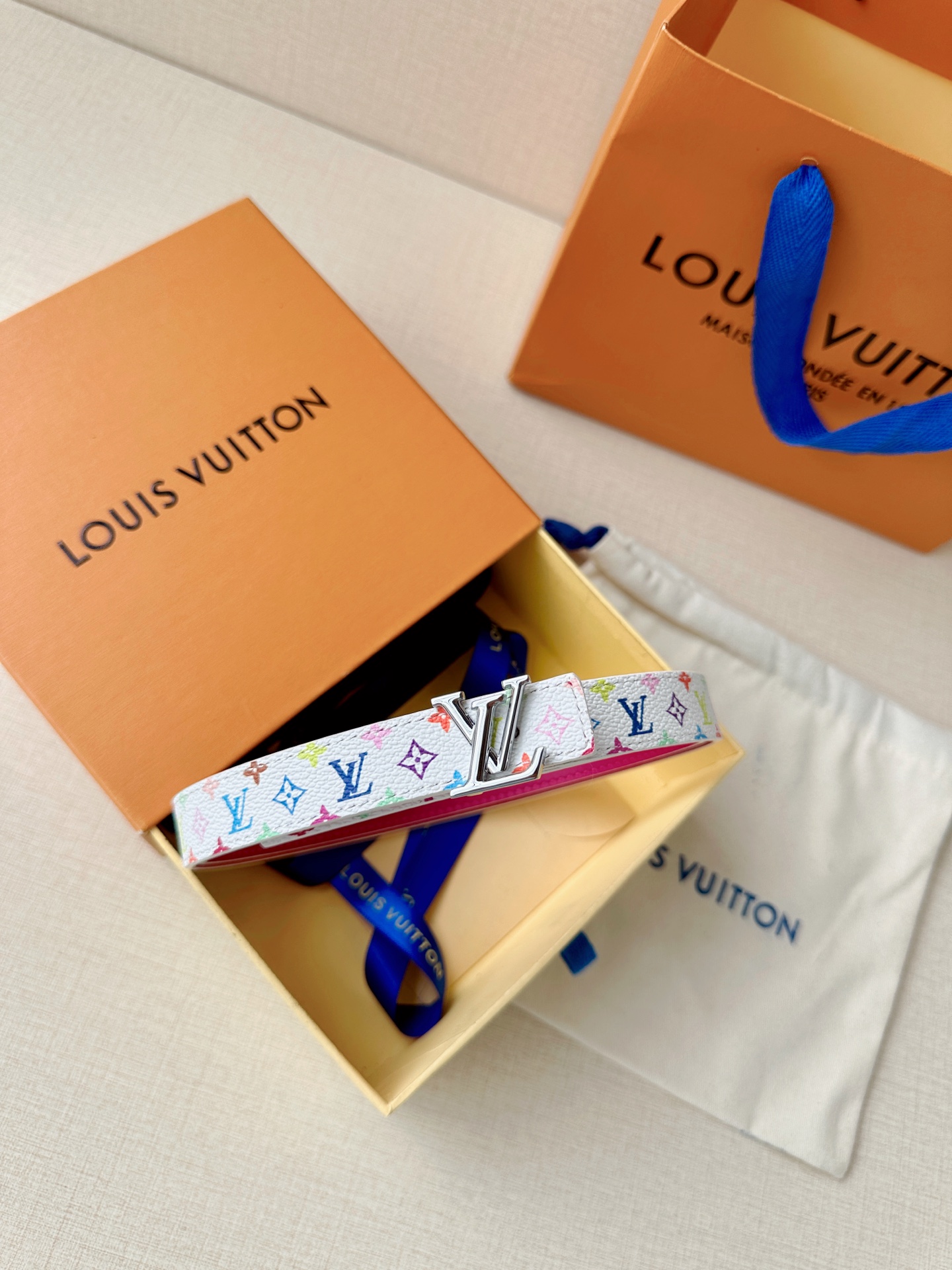 LV 2.0cm白彩老花细腰带，白底缤纷Monogram活泼减龄，立体LV铜扣辨识度高，2.0cm细版精