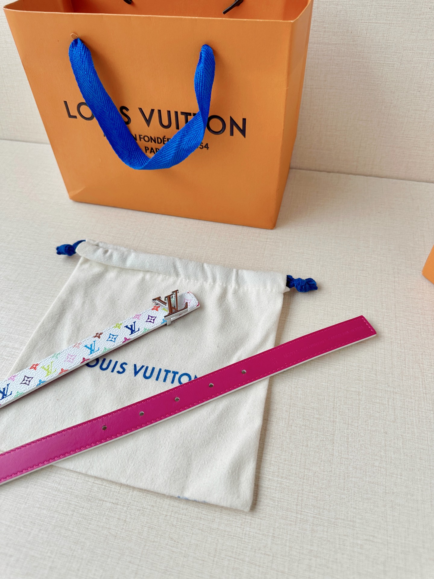 LV 2.0cm白彩老花细腰带，白底缤纷Monogram活泼减龄，立体LV铜扣辨识度高，2.0cm细版精