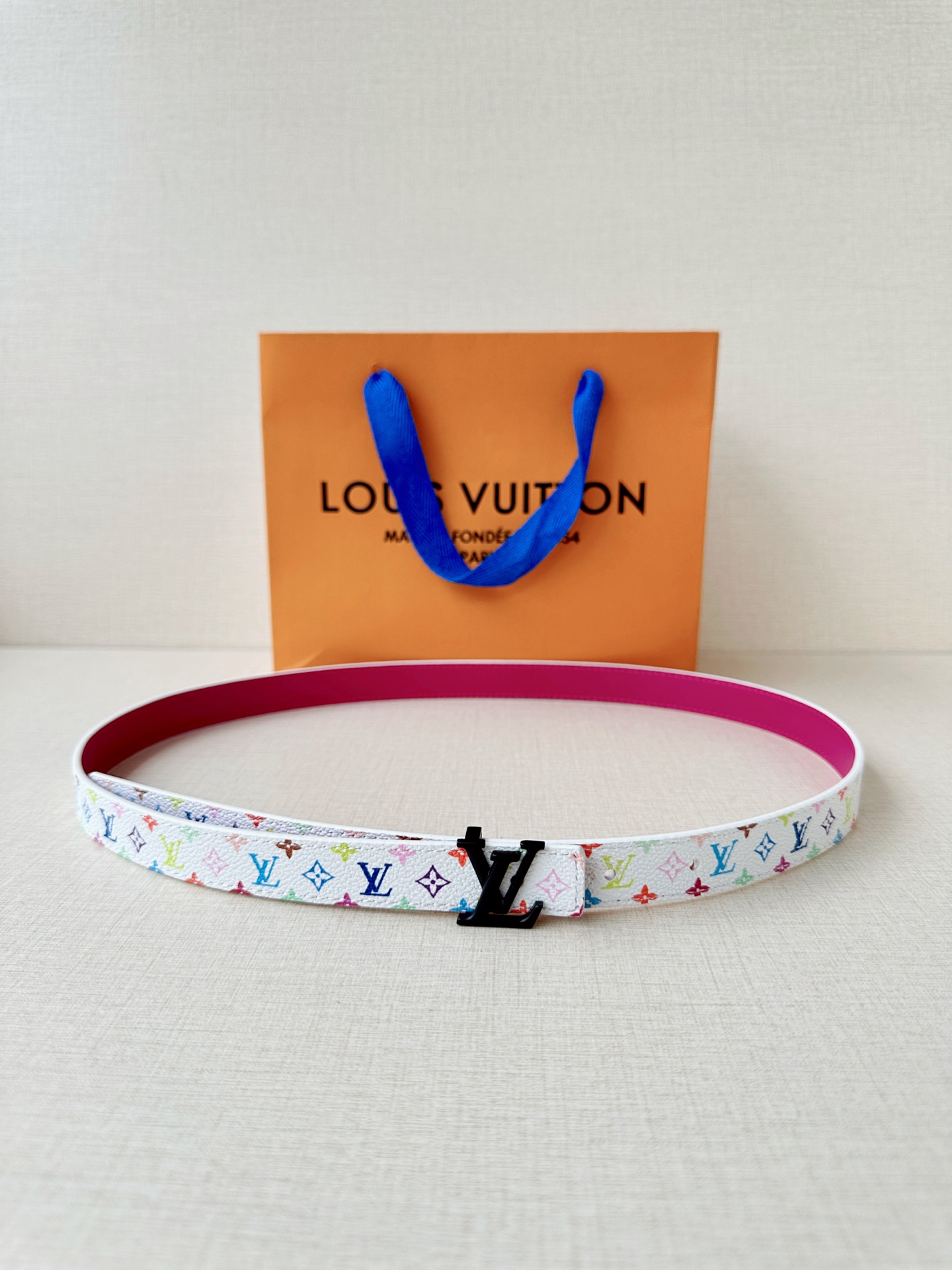 LV 2.0cm白彩老花细腰带，白底缤纷Monogram活泼减龄，立体LV铜扣辨识度高，2.0cm细版精