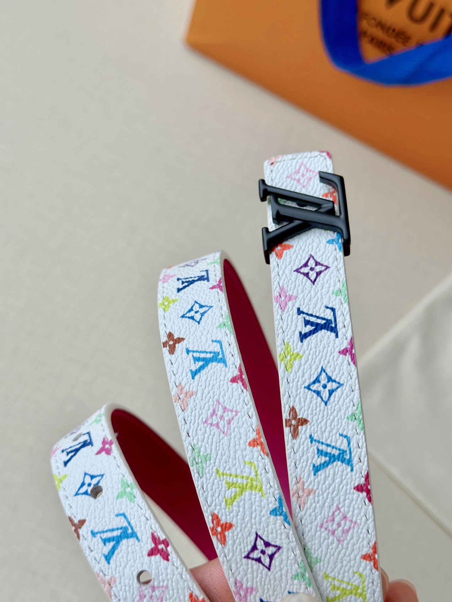 LV 2.0cm白彩老花细腰带，白底缤纷Monogram活泼减龄，立体LV铜扣辨识度高，2.0cm细版精