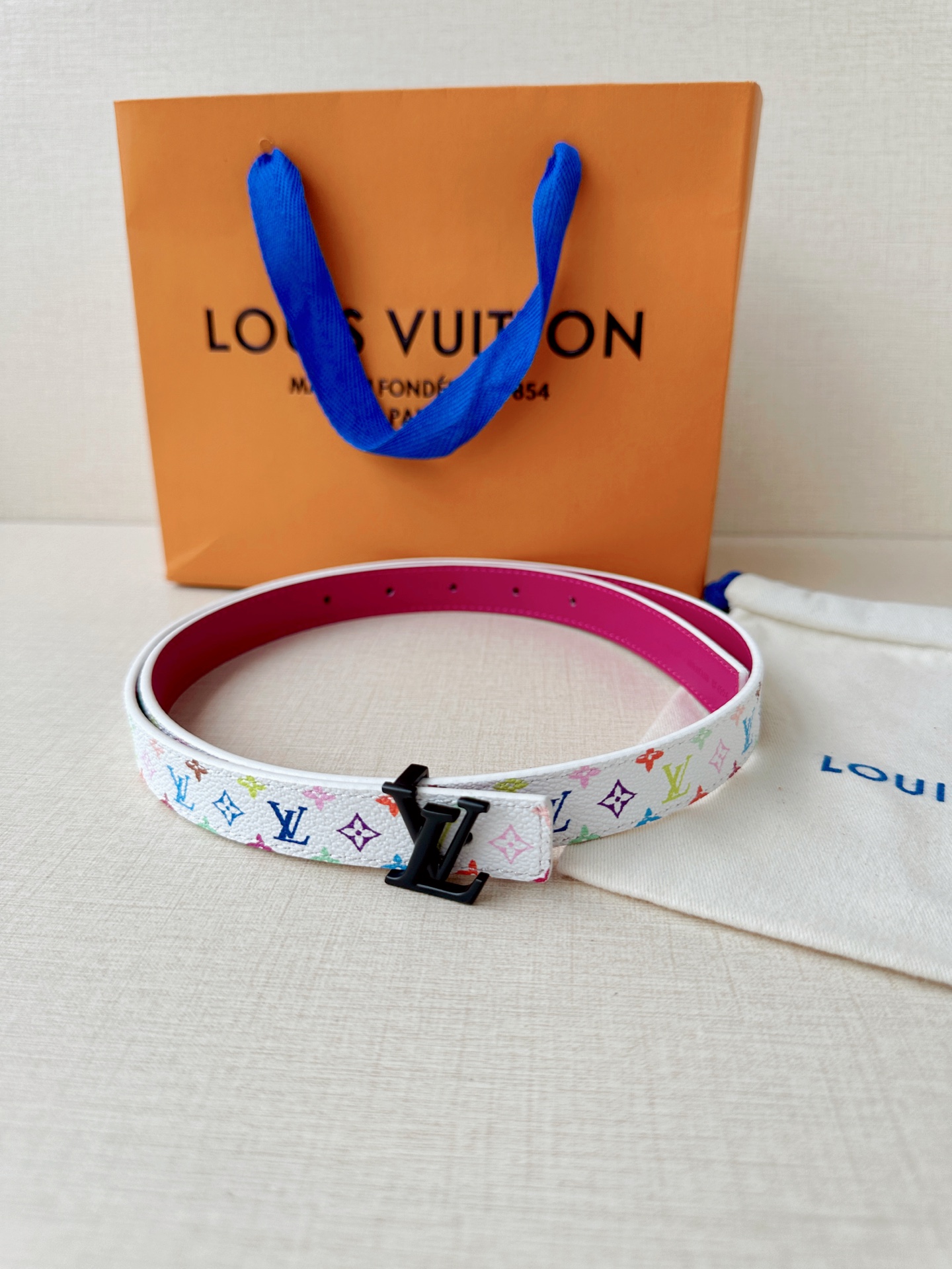 LV 2.0cm白彩老花细腰带，白底缤纷Monogram活泼减龄，立体LV铜扣辨识度高，2.0cm细版精