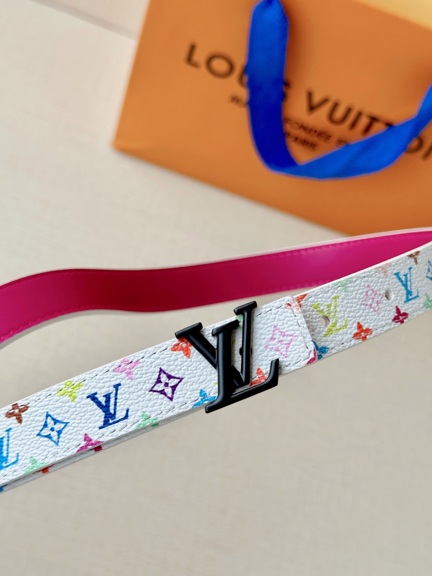 LV 2.0cm白彩老花细腰带，白底缤纷Monogram活泼减龄，立体LV铜扣辨识度高，2.0cm细版精