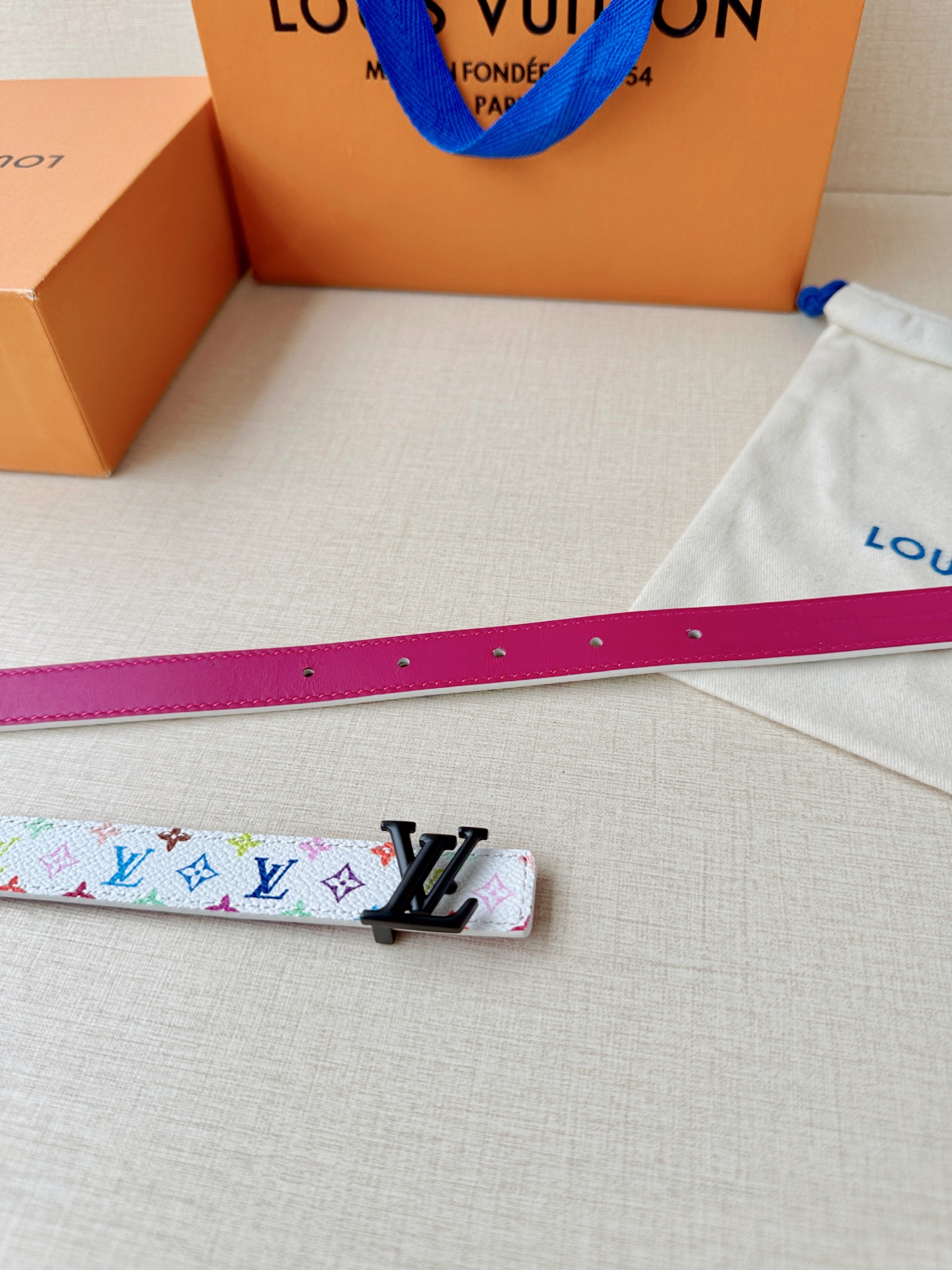 LV 2.0cm白彩老花细腰带，白底缤纷Monogram活泼减龄，立体LV铜扣辨识度高，2.0cm细版精