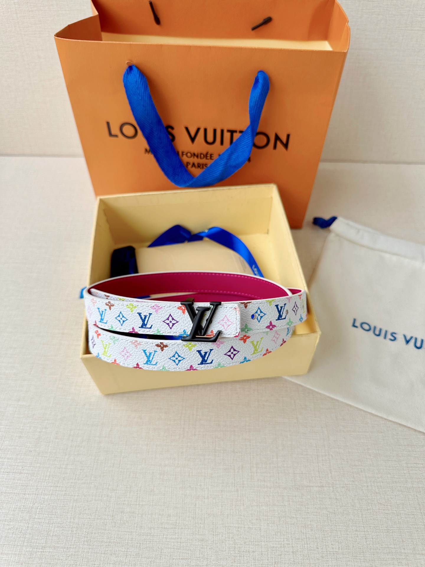 LV 2.0cm白彩老花细腰带，白底缤纷Monogram活泼减龄，立体LV铜扣辨识度高，2.0cm细版精