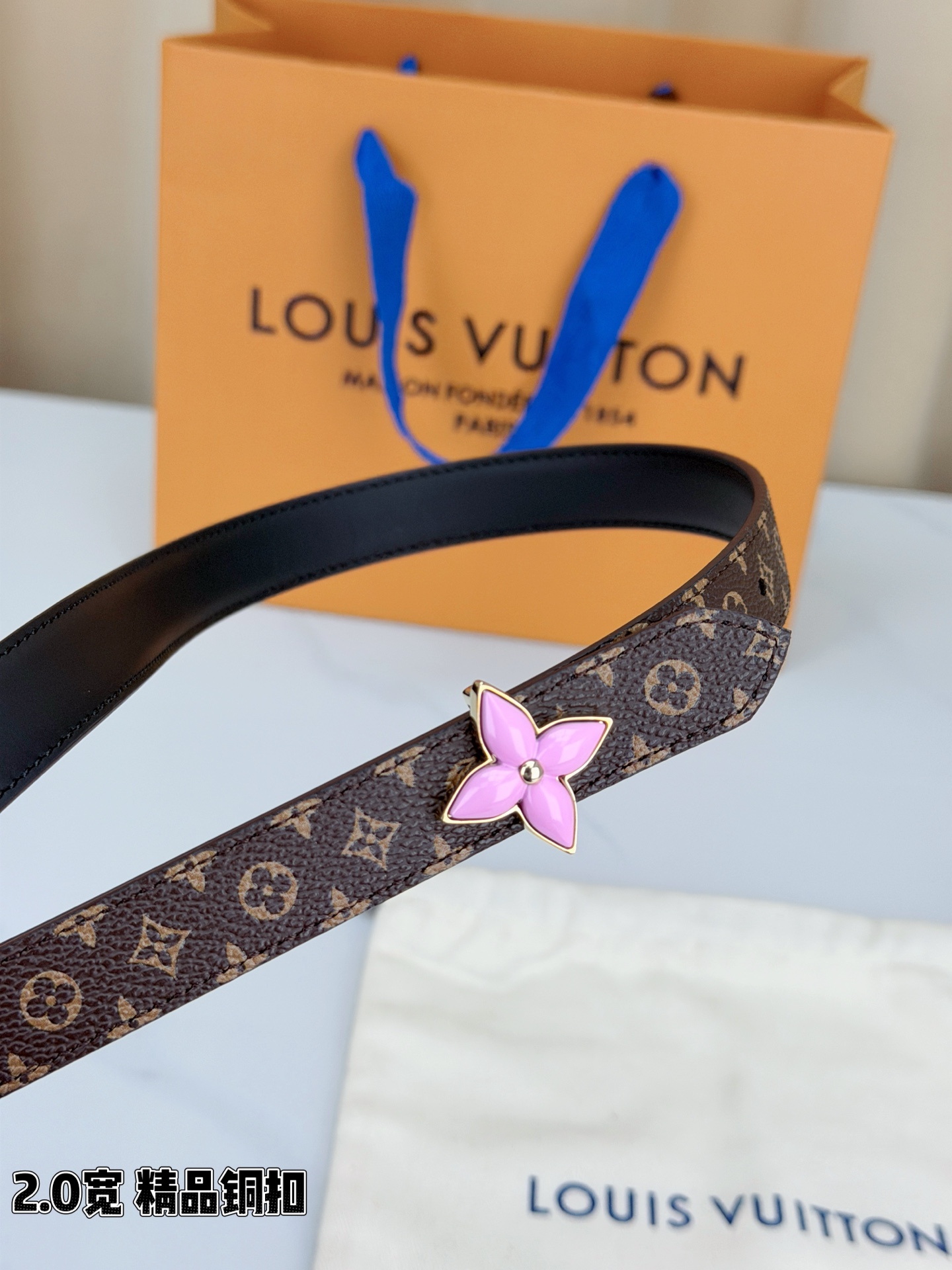 LV 2.0cm经典老花细腰带，深棕Monogram复古耐看，粉色珐琅四叶花铜扣精致温柔，2.0cm细版