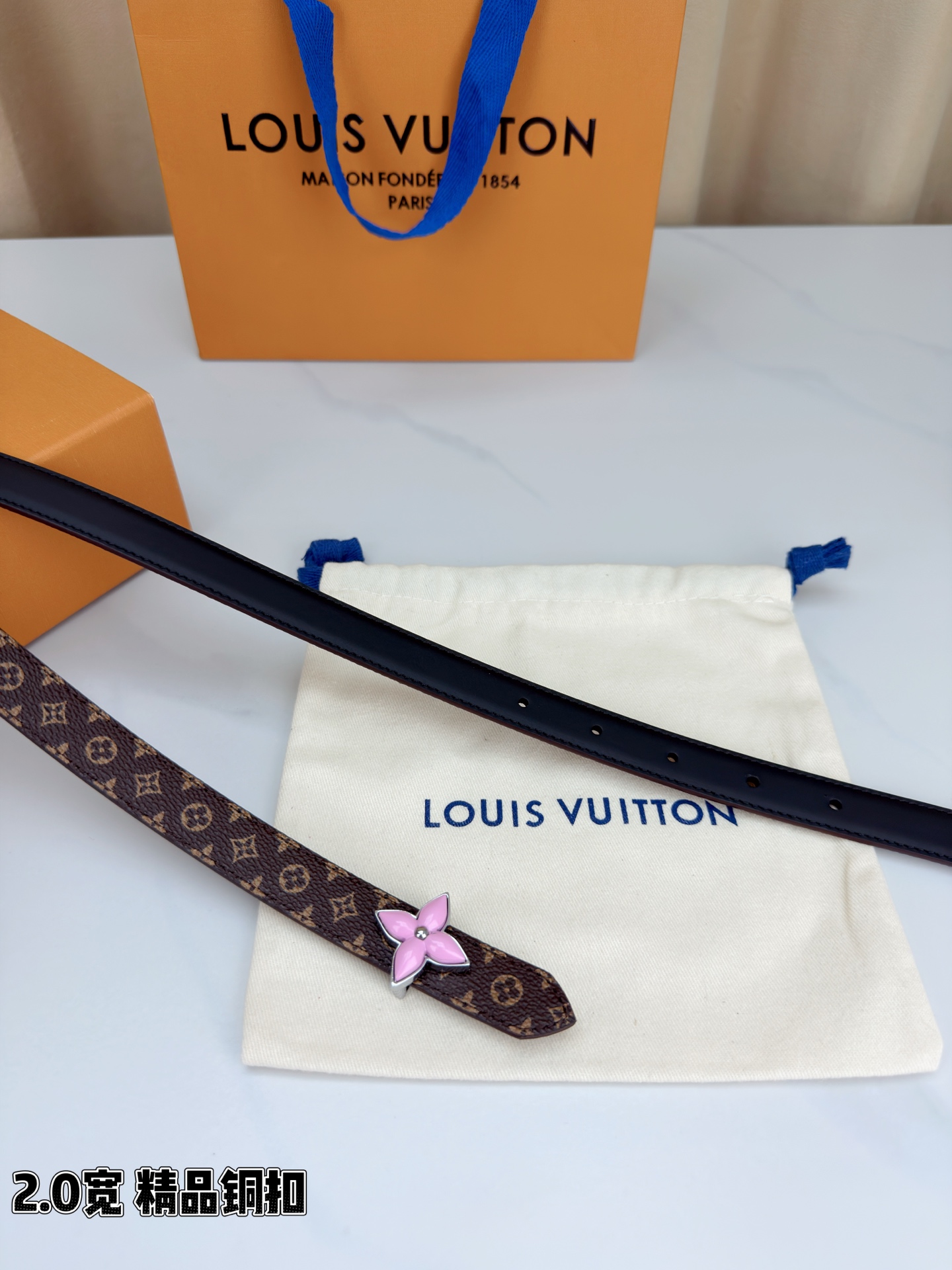 LV 2.0cm经典老花细腰带，深棕Monogram复古耐看，粉色珐琅四叶花铜扣精致温柔，2.0cm细版
