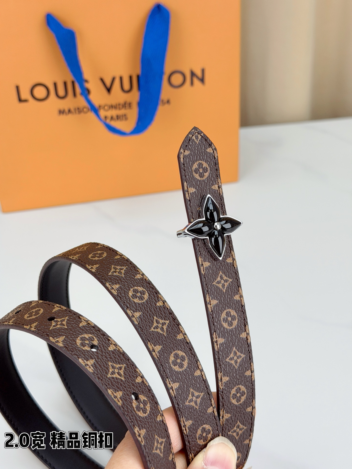 LV 2.0cm经典老花细腰带，深棕Monogram复古百搭，黑色珐琅四叶花铜扣酷飒精致，2.0cm细版