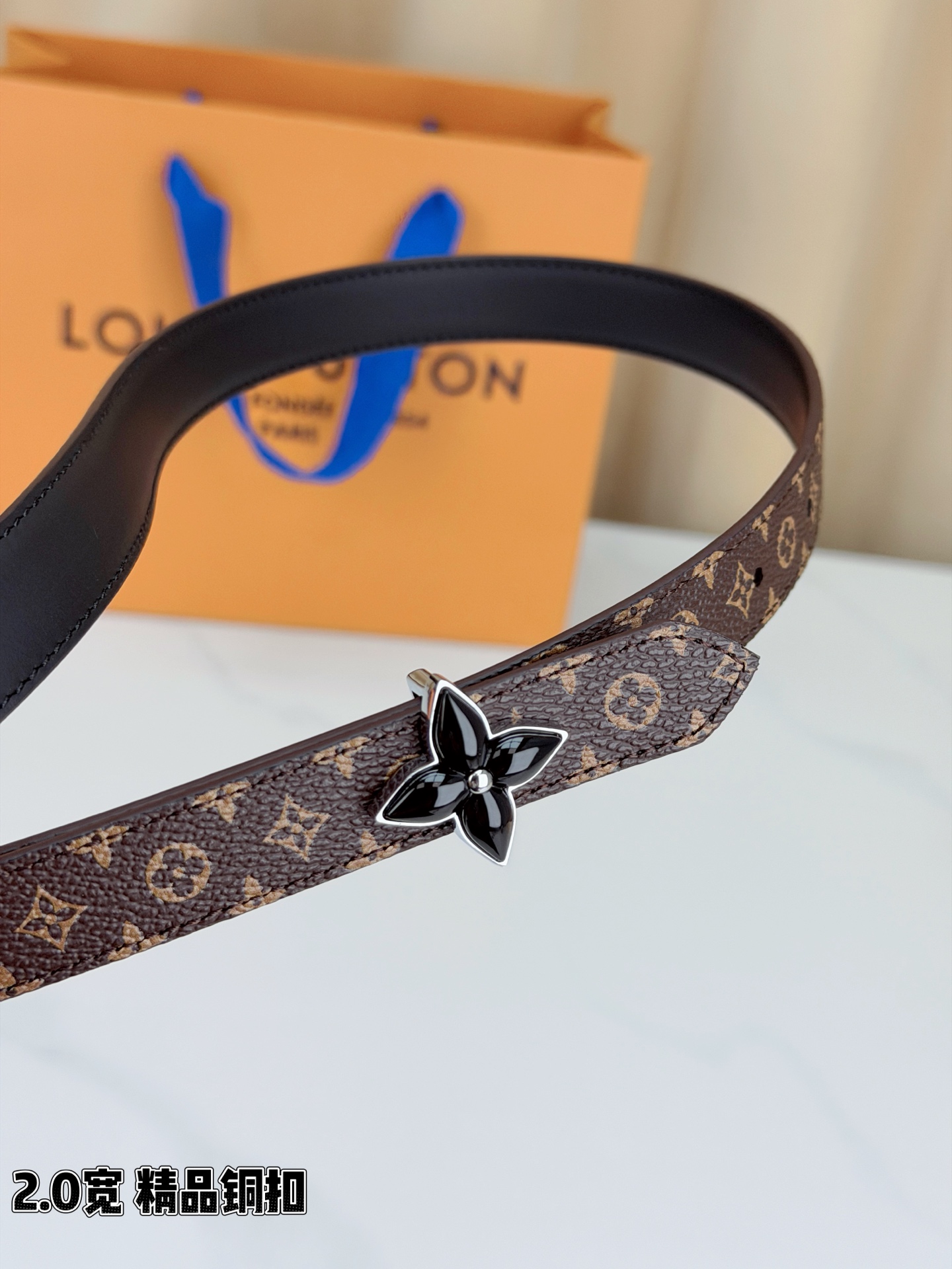 LV 2.0cm经典老花细腰带，深棕Monogram复古百搭，黑色珐琅四叶花铜扣酷飒精致，2.0cm细版