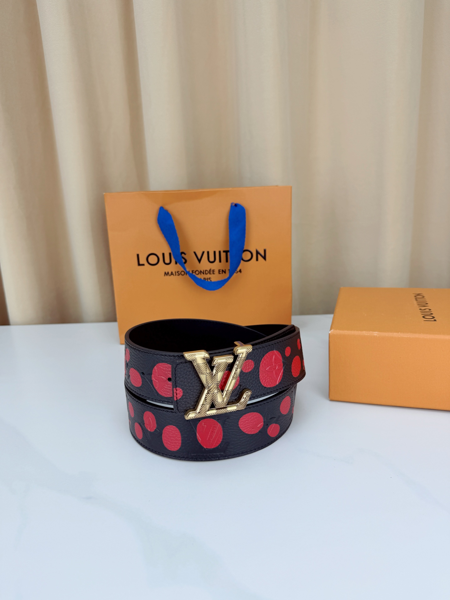 LV 4.0cm黑色波点腰带，荔枝纹牛皮质感细腻高级，红色圆点俏皮亮眼暗藏四叶花纹，LV字母铜扣精致有辨