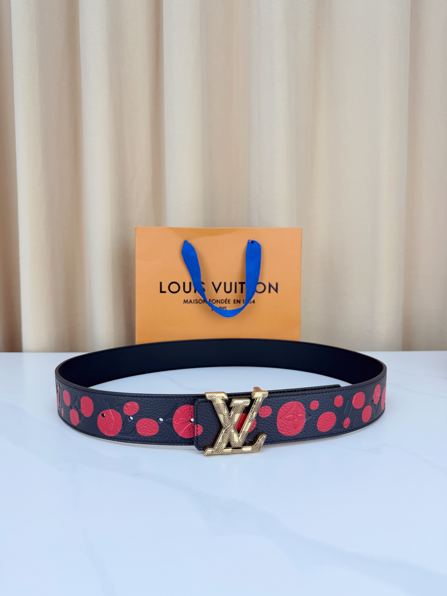 LV 4.0cm黑色波点腰带，荔枝纹牛皮质感细腻高级，红色圆点俏皮亮眼暗藏四叶花纹，LV字母铜扣精致有辨