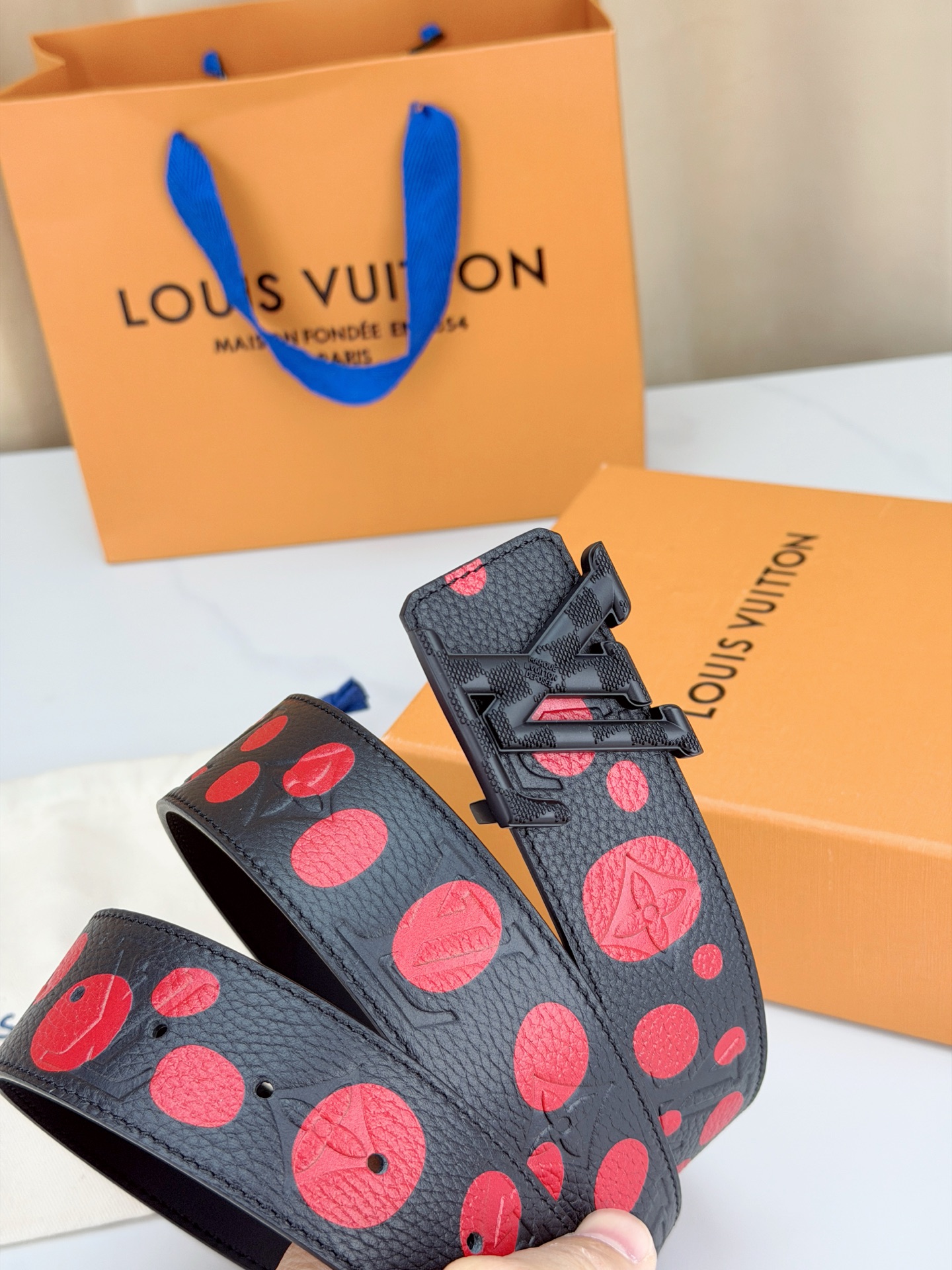 LV 4.0cm黑色波点腰带，荔枝纹牛皮质感细腻高级，红色圆点俏皮亮眼暗藏四叶花纹，LV字母铜扣精致有辨