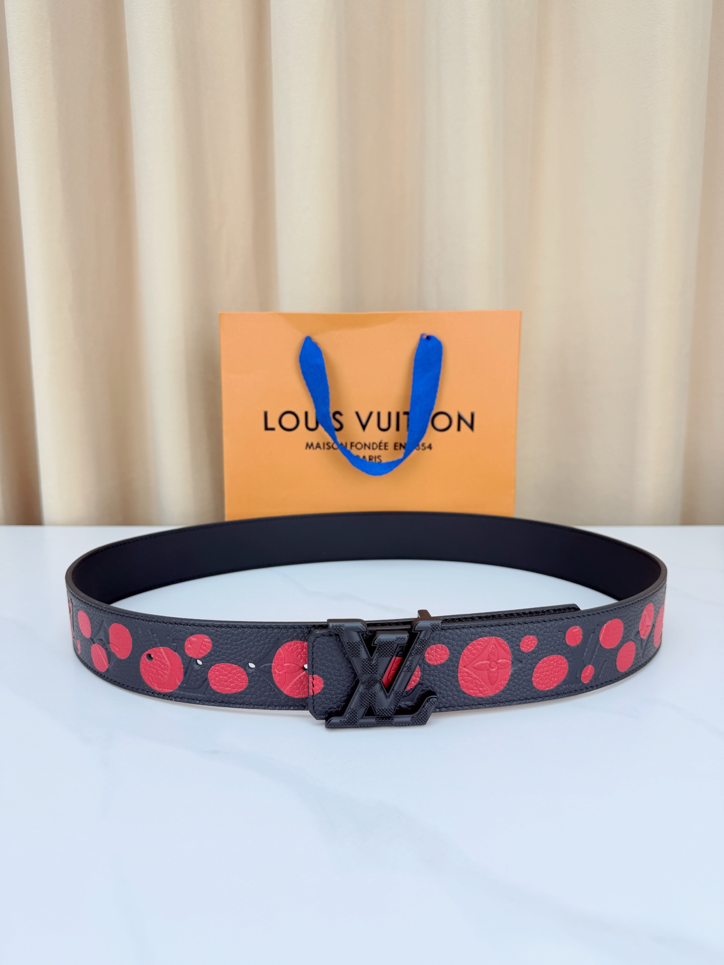 LV 4.0cm黑色波点腰带，荔枝纹牛皮质感细腻高级，红色圆点俏皮亮眼暗藏四叶花纹，LV字母铜扣精致有辨