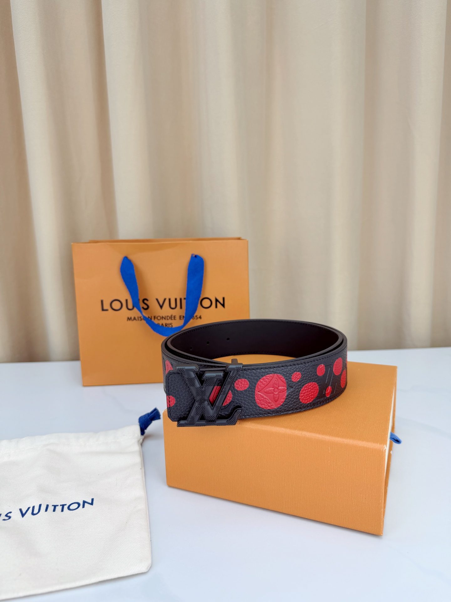 LV 4.0cm黑色波点腰带，荔枝纹牛皮质感细腻高级，红色圆点俏皮亮眼暗藏四叶花纹，LV字母铜扣精致有辨