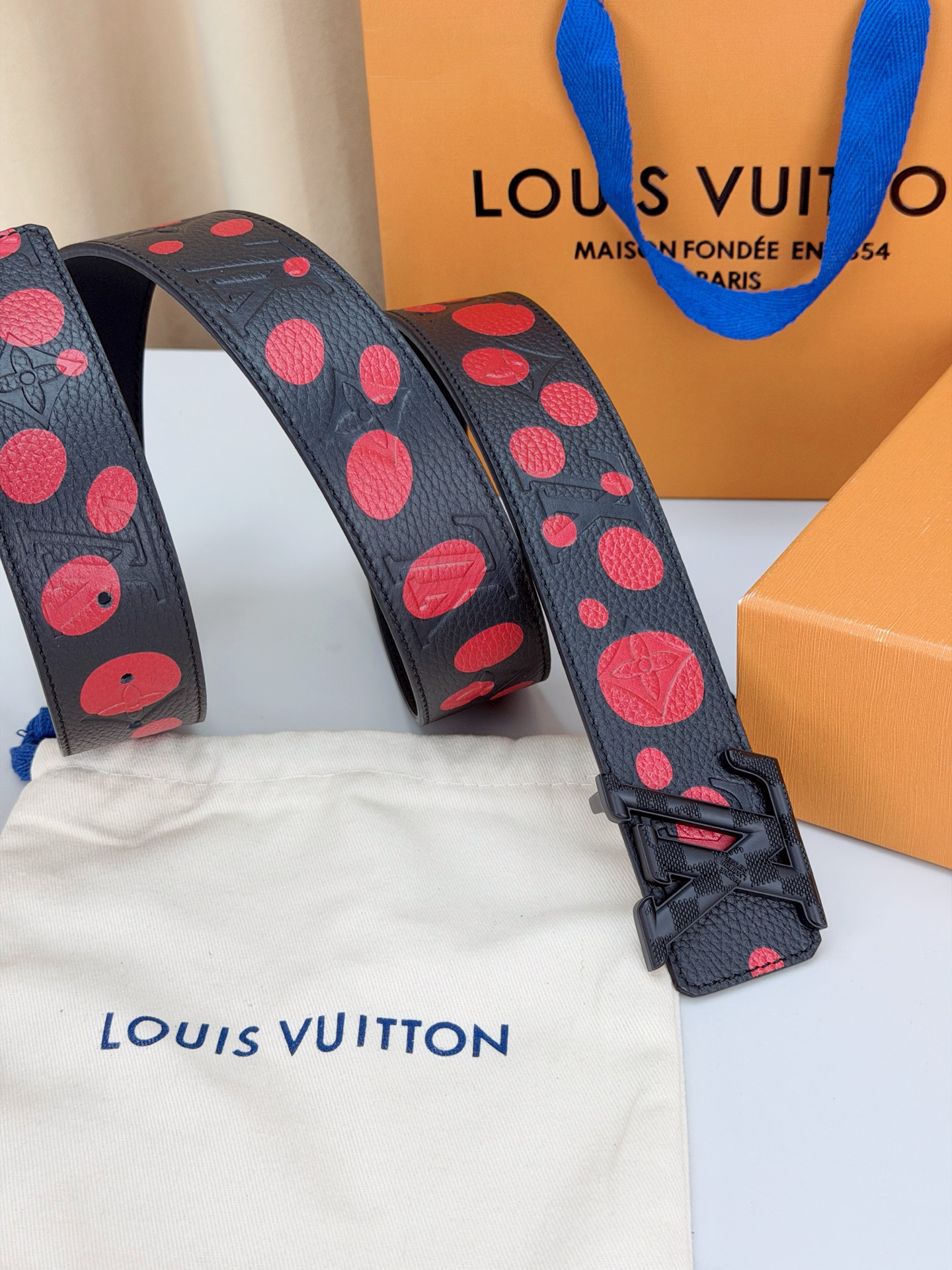 LV 4.0cm黑色波点腰带，荔枝纹牛皮质感细腻高级，红色圆点俏皮亮眼暗藏四叶花纹，LV字母铜扣精致有辨