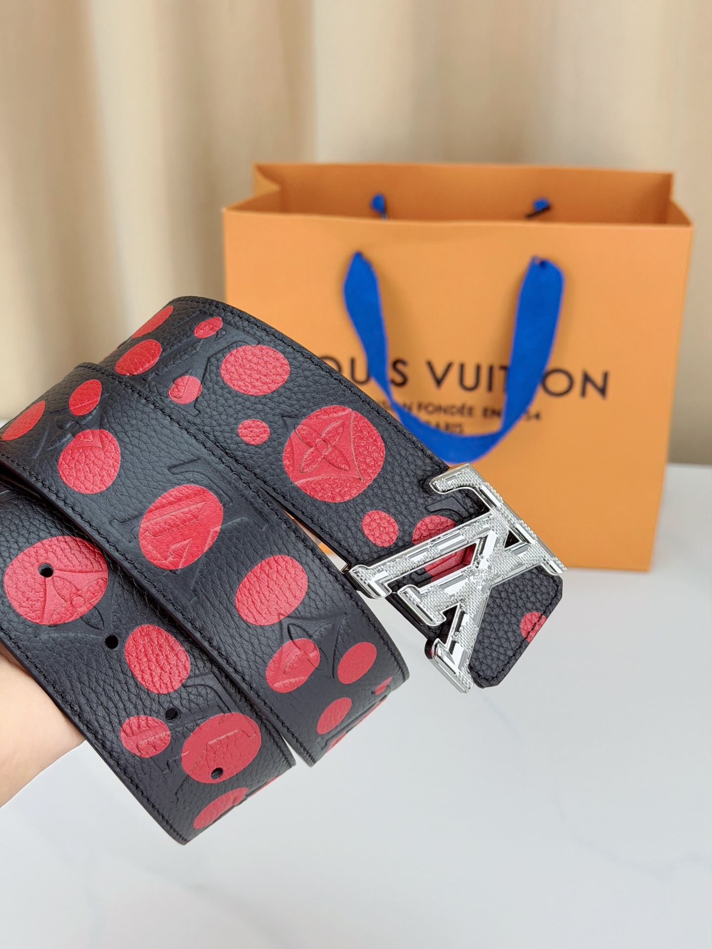 LV 4.0cm黑色波点腰带，荔枝纹牛皮质感细腻高级，红色圆点俏皮亮眼暗藏四叶花纹，LV字母铜扣精致有辨