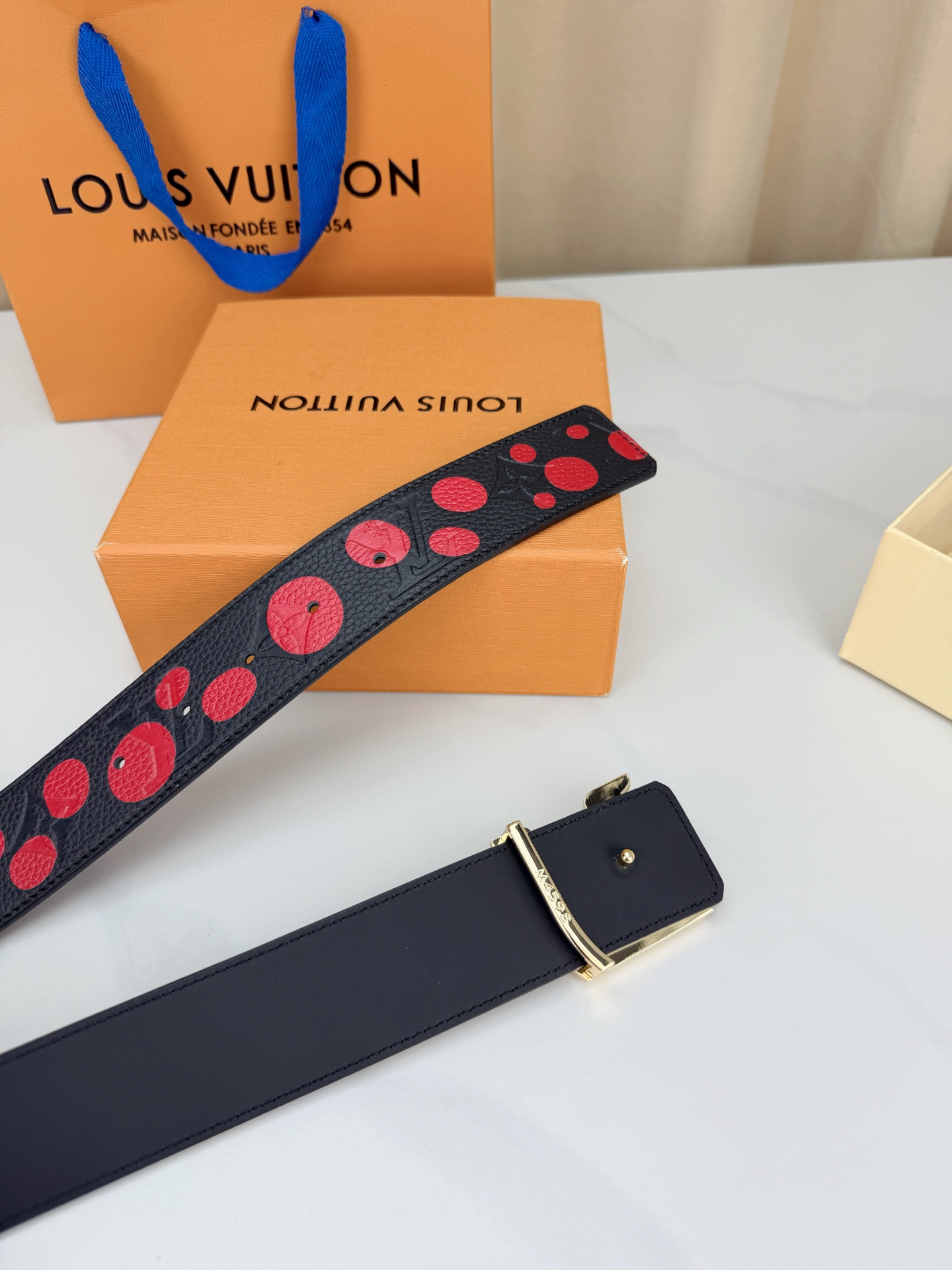 LV 4.0cm黑色波点腰带，荔枝纹牛皮质感细腻高级，红色圆点俏皮亮眼暗藏四叶花纹，LV字母铜扣精致有辨