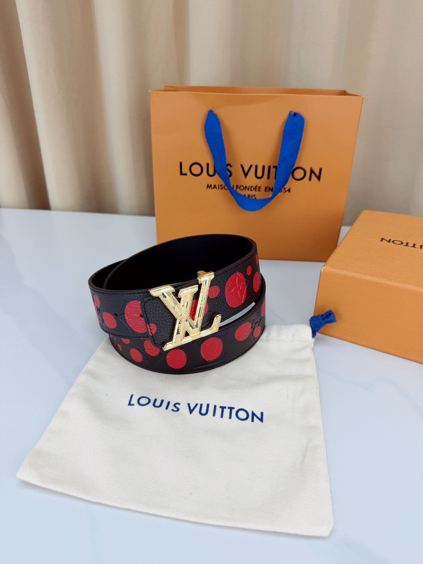LV 4.0cm黑色波点腰带，荔枝纹牛皮质感细腻高级，红色圆点俏皮亮眼暗藏四叶花纹，LV字母铜扣精致有辨