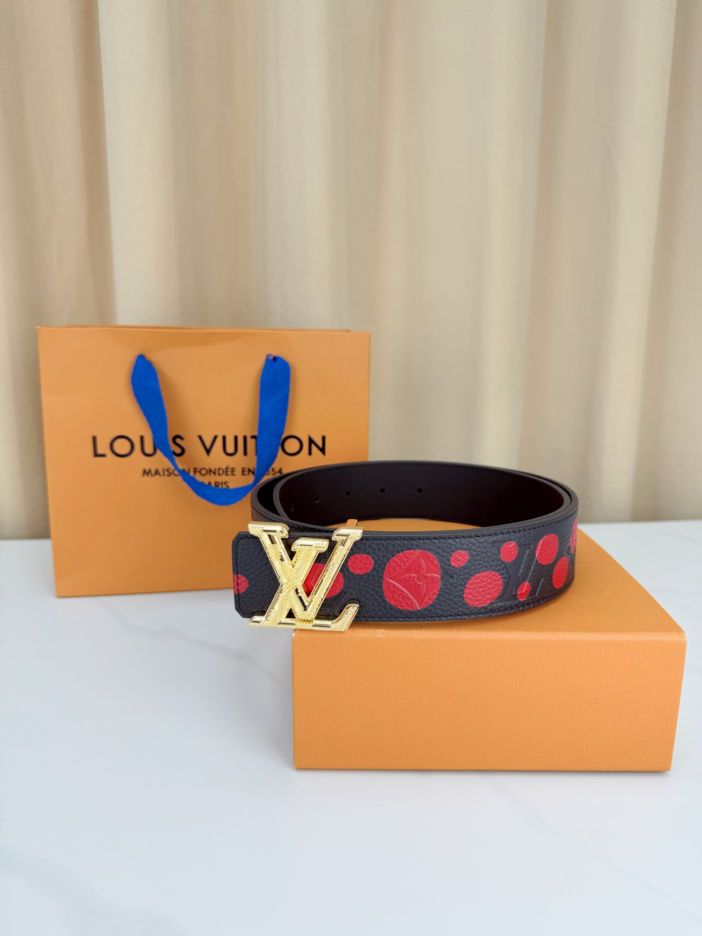 LV 4.0cm黑色波点腰带，荔枝纹牛皮质感细腻高级，红色圆点俏皮亮眼暗藏四叶花纹，LV字母铜扣精致有辨