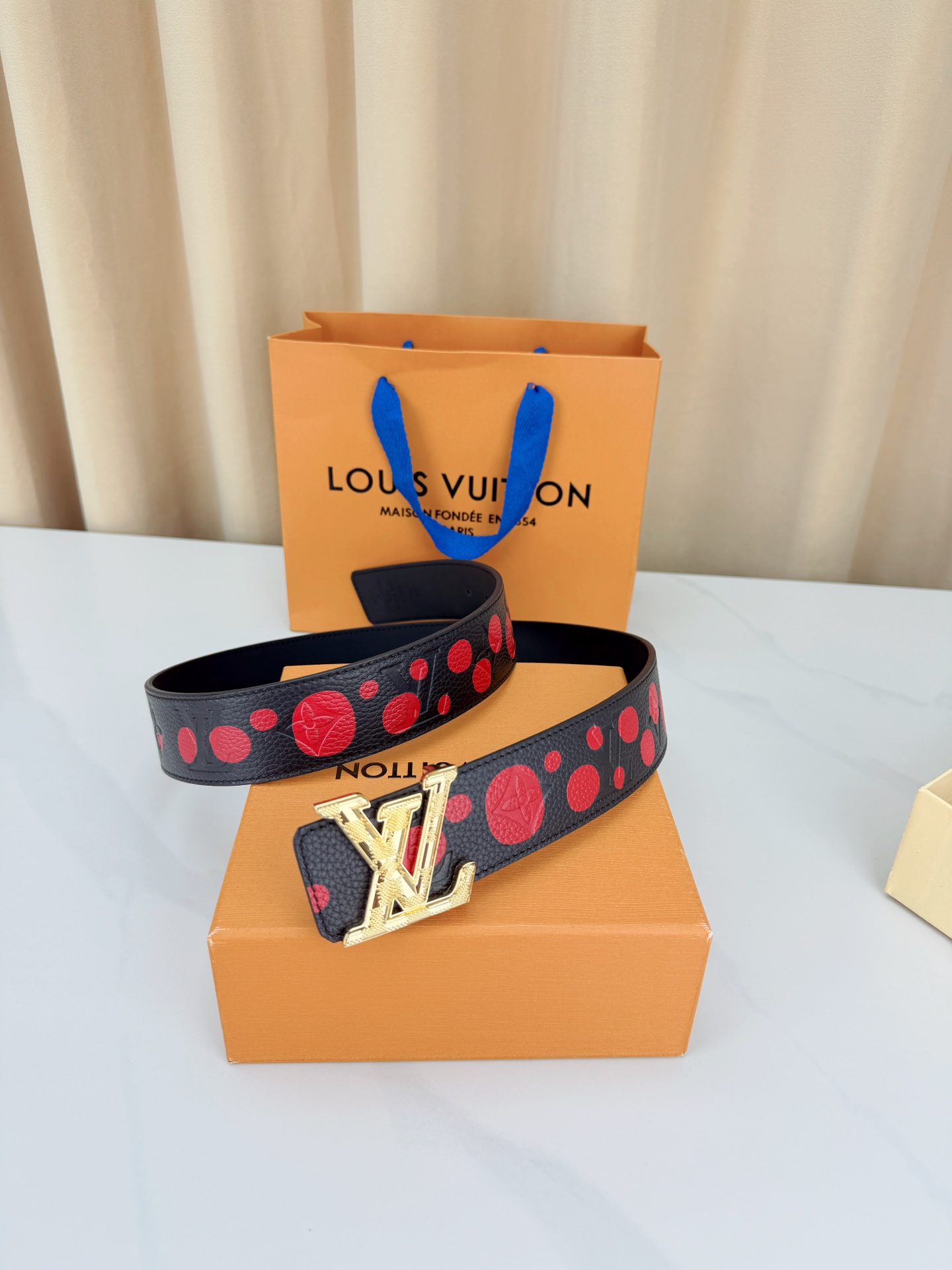 LV 4.0cm黑色波点腰带，荔枝纹牛皮质感细腻高级，红色圆点俏皮亮眼暗藏四叶花纹，LV字母铜扣精致有辨