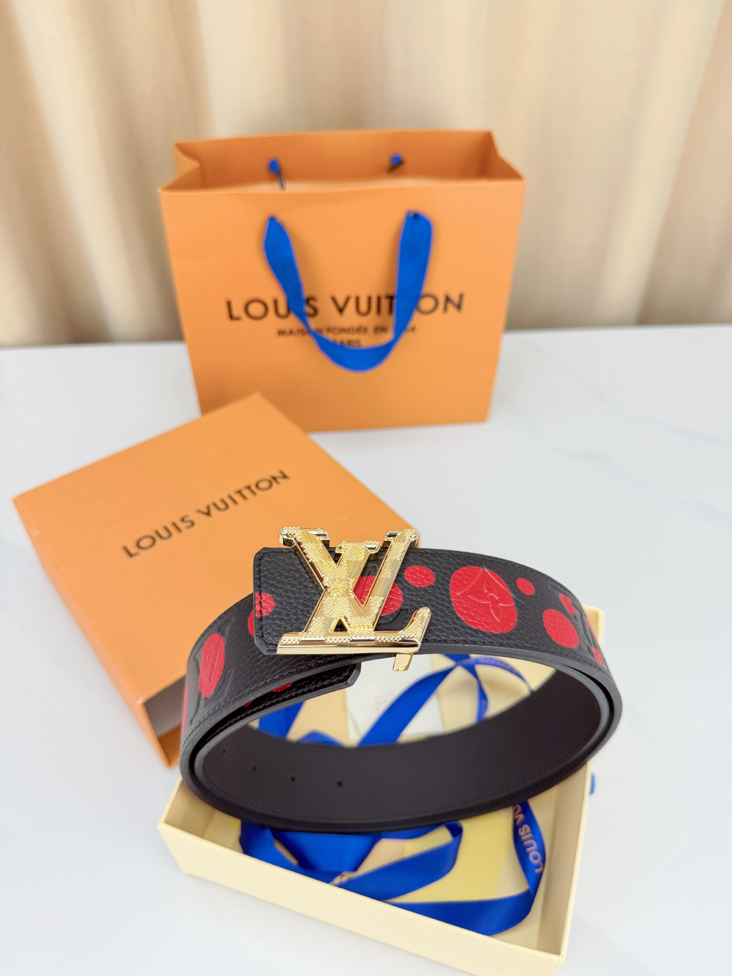 LV 4.0cm黑色波点腰带，荔枝纹牛皮质感细腻高级，红色圆点俏皮亮眼暗藏四叶花纹，LV字母铜扣精致有辨