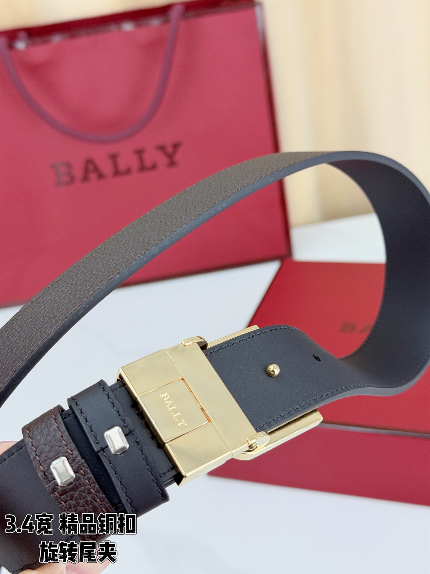 BALLY巴利 3.4cm深棕荔枝纹皮带，头层牛皮质感出众，B字精品铜扣低调有质感，旋转尾夹设计贴心实用