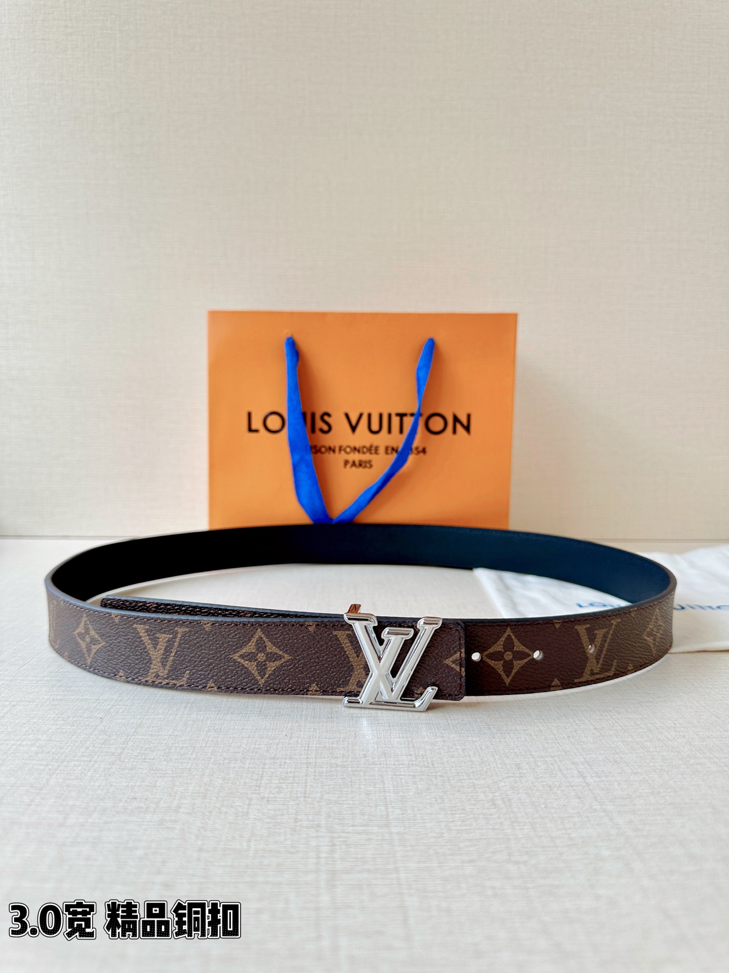 LV 3.0宽精品铜扣 经典老花腰带，Monogram涂层帆布耐磨耐看，立体LV字母扣金/银双色可选，反面黑/红/粉/枣