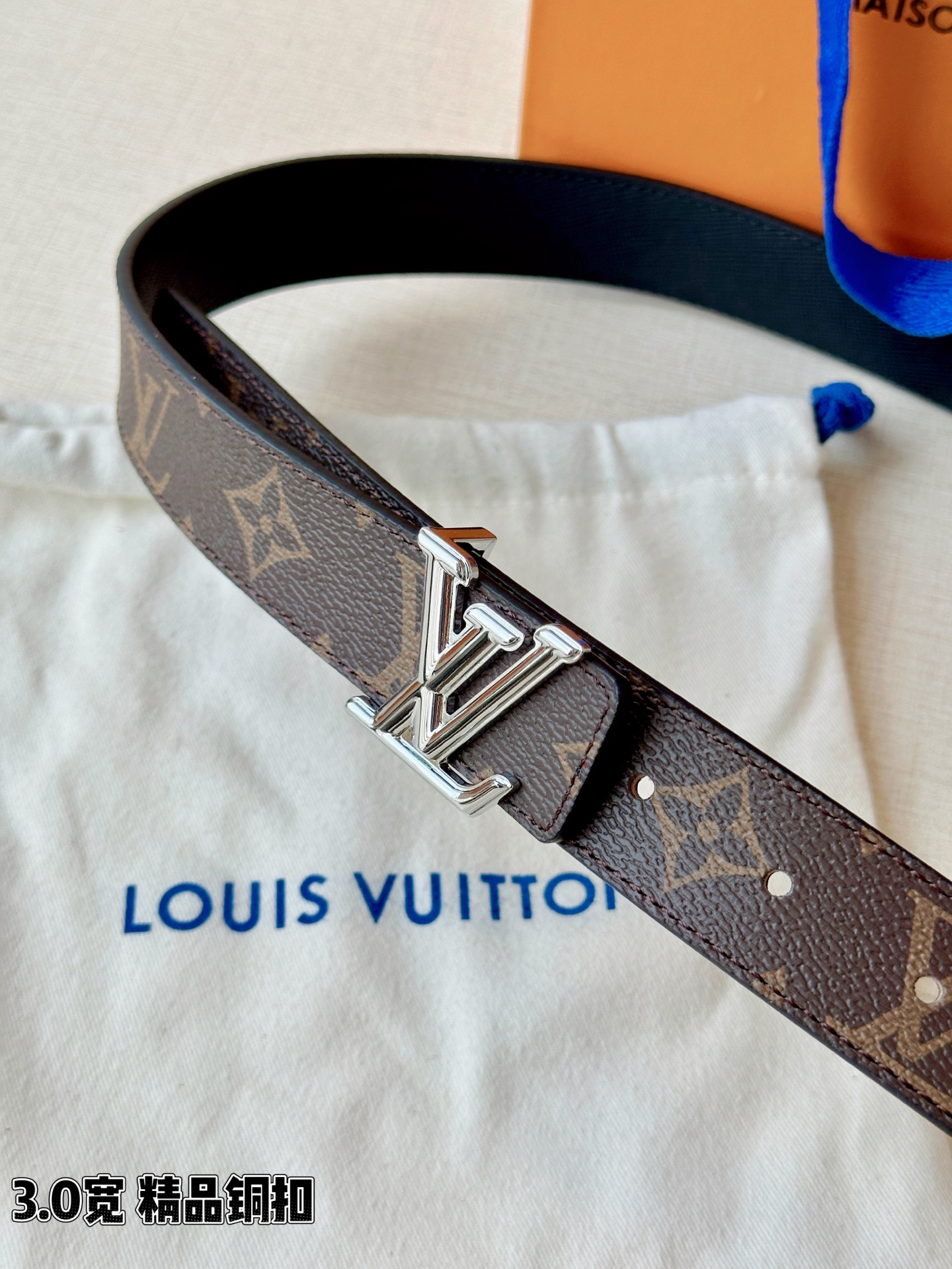 LV 3.0宽精品铜扣 经典老花腰带，Monogram涂层帆布耐磨耐看，立体LV字母扣金/银双色可选，反面黑/红/粉/枣