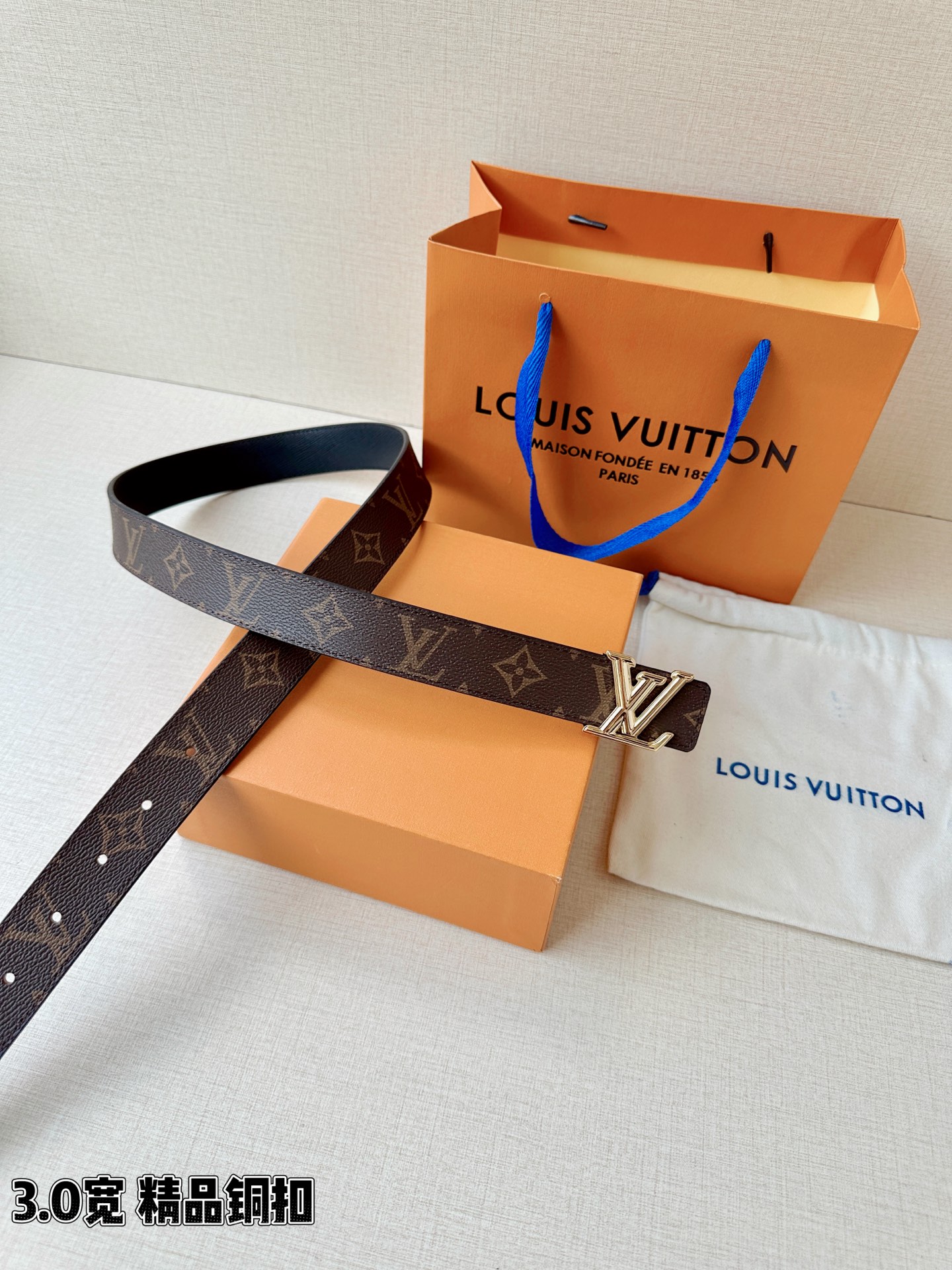 LV 3.0宽精品铜扣 经典老花腰带，Monogram涂层帆布耐磨耐看，立体LV字母扣金/银双色可选，反面黑/红/粉/枣