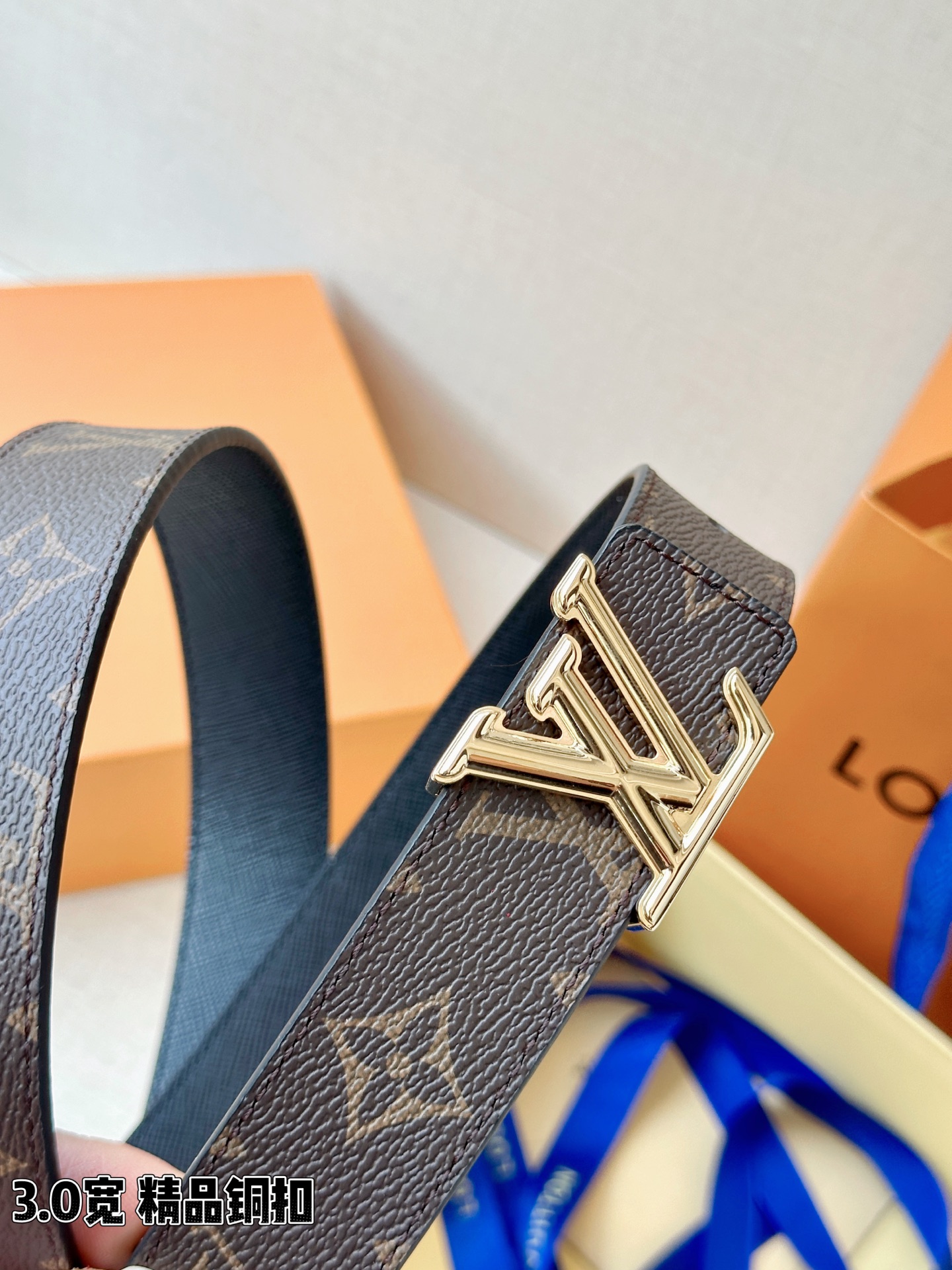 LV 3.0宽精品铜扣 经典老花腰带，Monogram涂层帆布耐磨耐看，立体LV字母扣金/银双色可选，反面黑/红/粉/枣