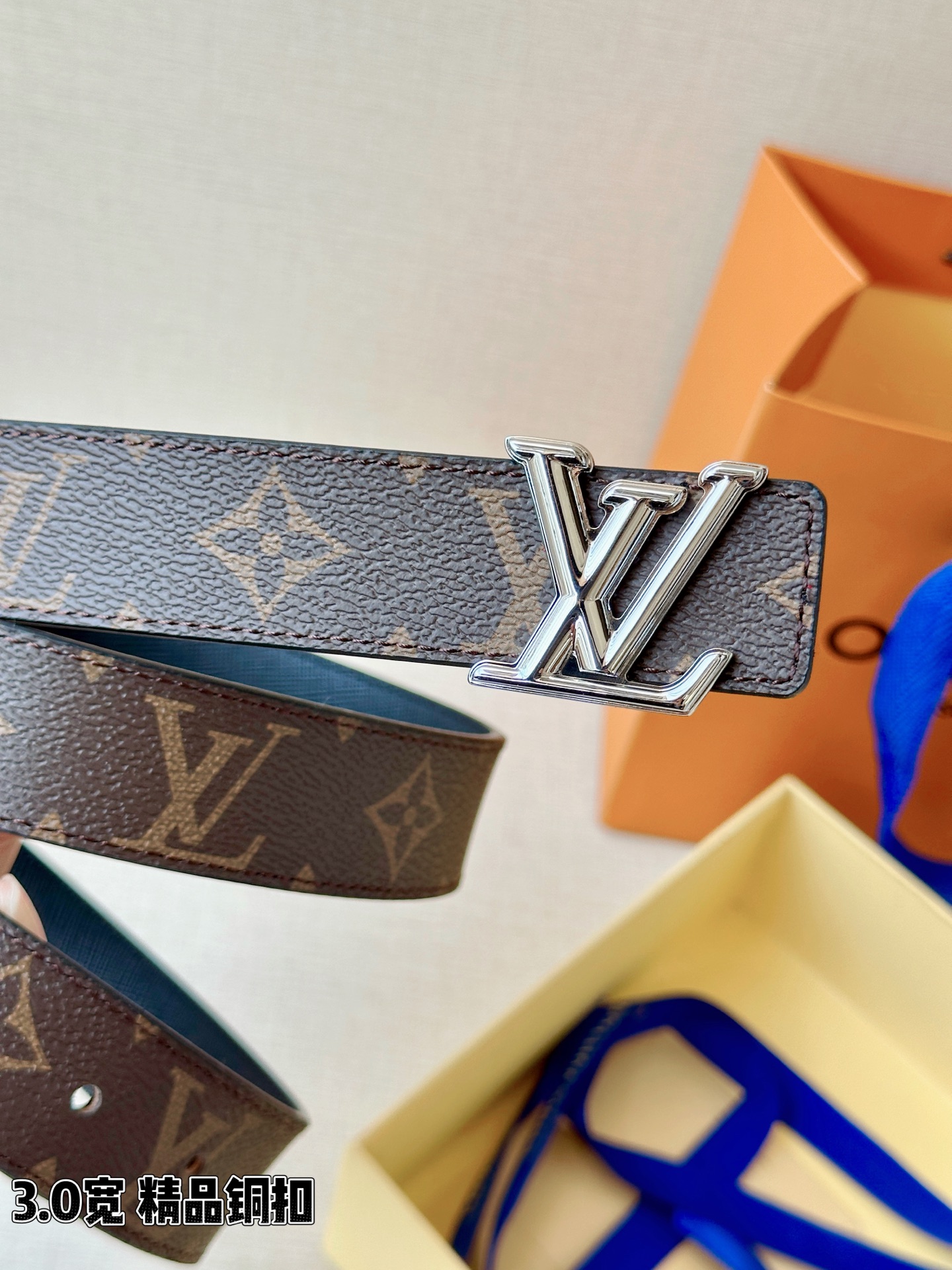 LV 3.0宽精品铜扣 经典老花腰带，Monogram涂层帆布耐磨耐看，立体LV字母扣金/银双色可选，反面黑/红/粉/枣