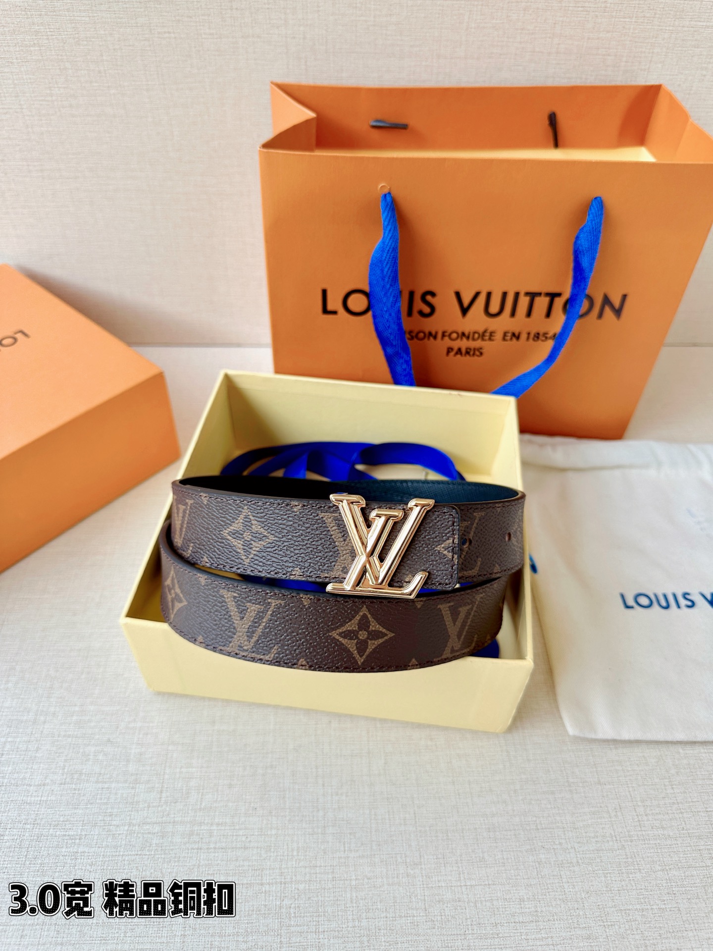 LV 3.0宽精品铜扣 经典老花腰带，Monogram涂层帆布耐磨耐看，立体LV字母扣金/银双色可选，反面黑/红/粉/枣