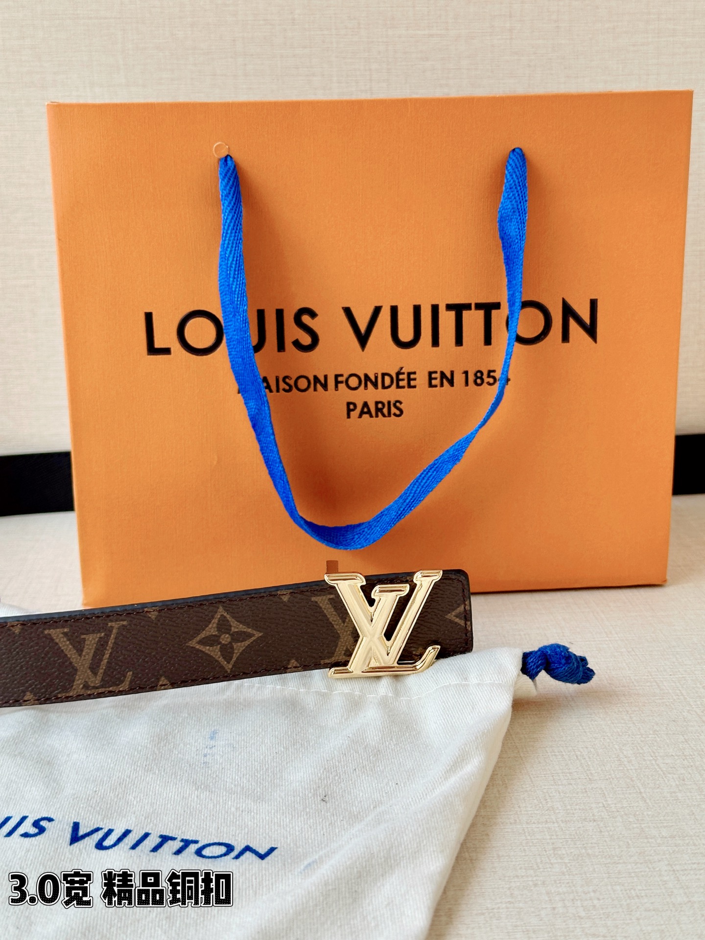 LV 3.0宽精品铜扣 经典老花腰带，Monogram涂层帆布耐磨耐看，立体LV字母扣金/银双色可选，反面黑/红/粉/枣