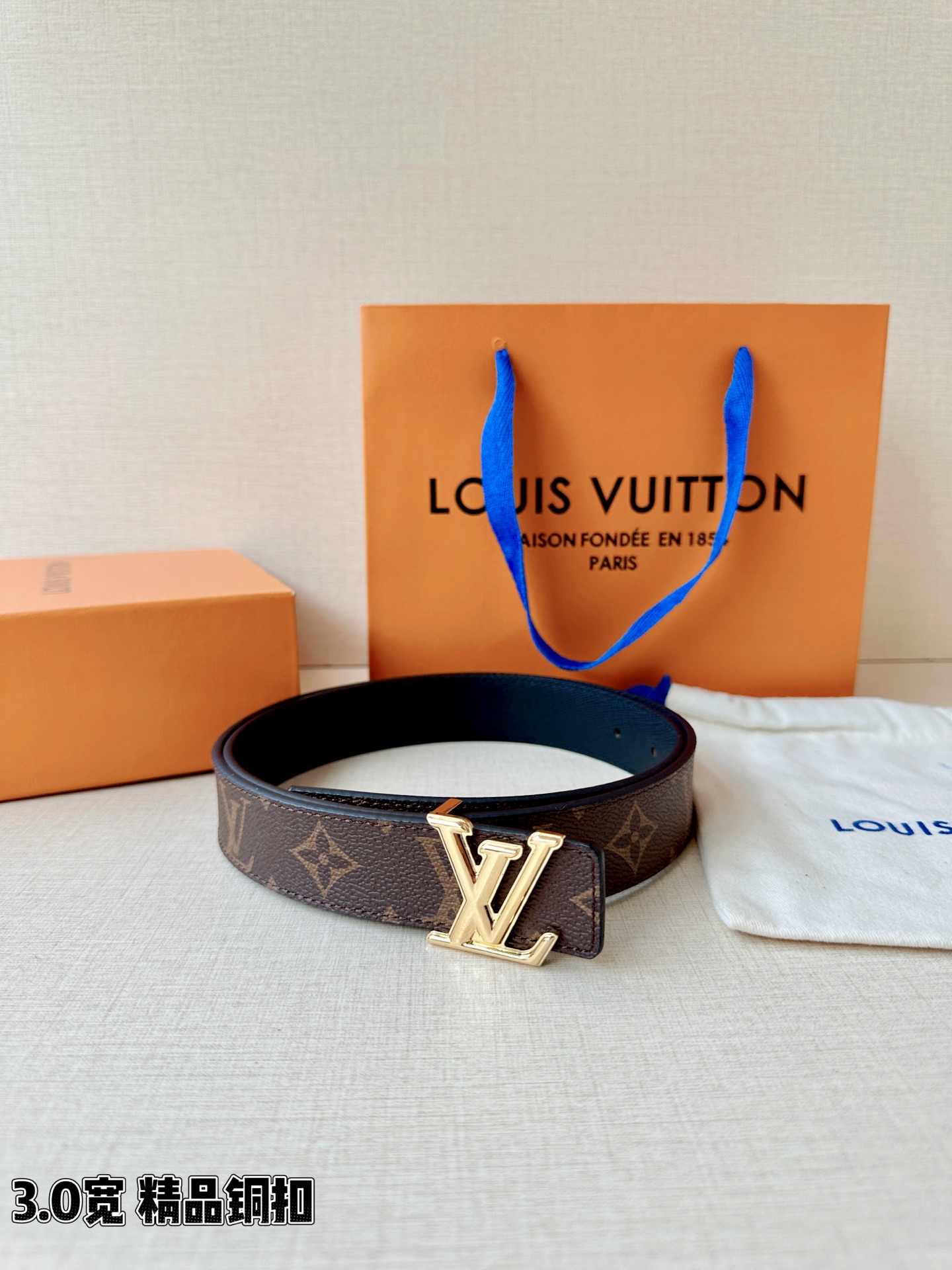 LV 3.0宽精品铜扣 经典老花腰带，Monogram涂层帆布耐磨耐看，立体LV字母扣金/银双色可选，反面黑/红/粉/枣