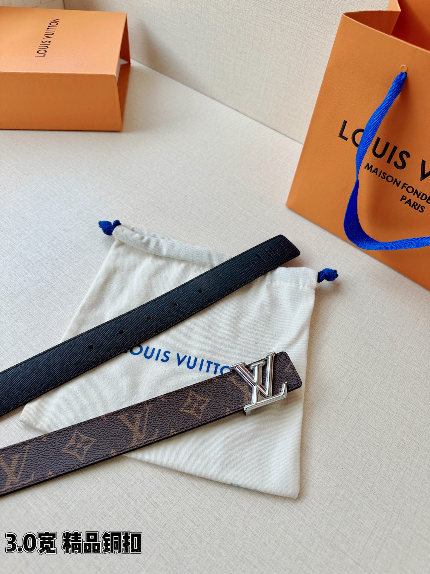 LV 3.0宽精品铜扣 经典老花腰带，Monogram涂层帆布耐磨耐看，立体LV字母扣金/银双色可选，反面黑/红/粉/枣