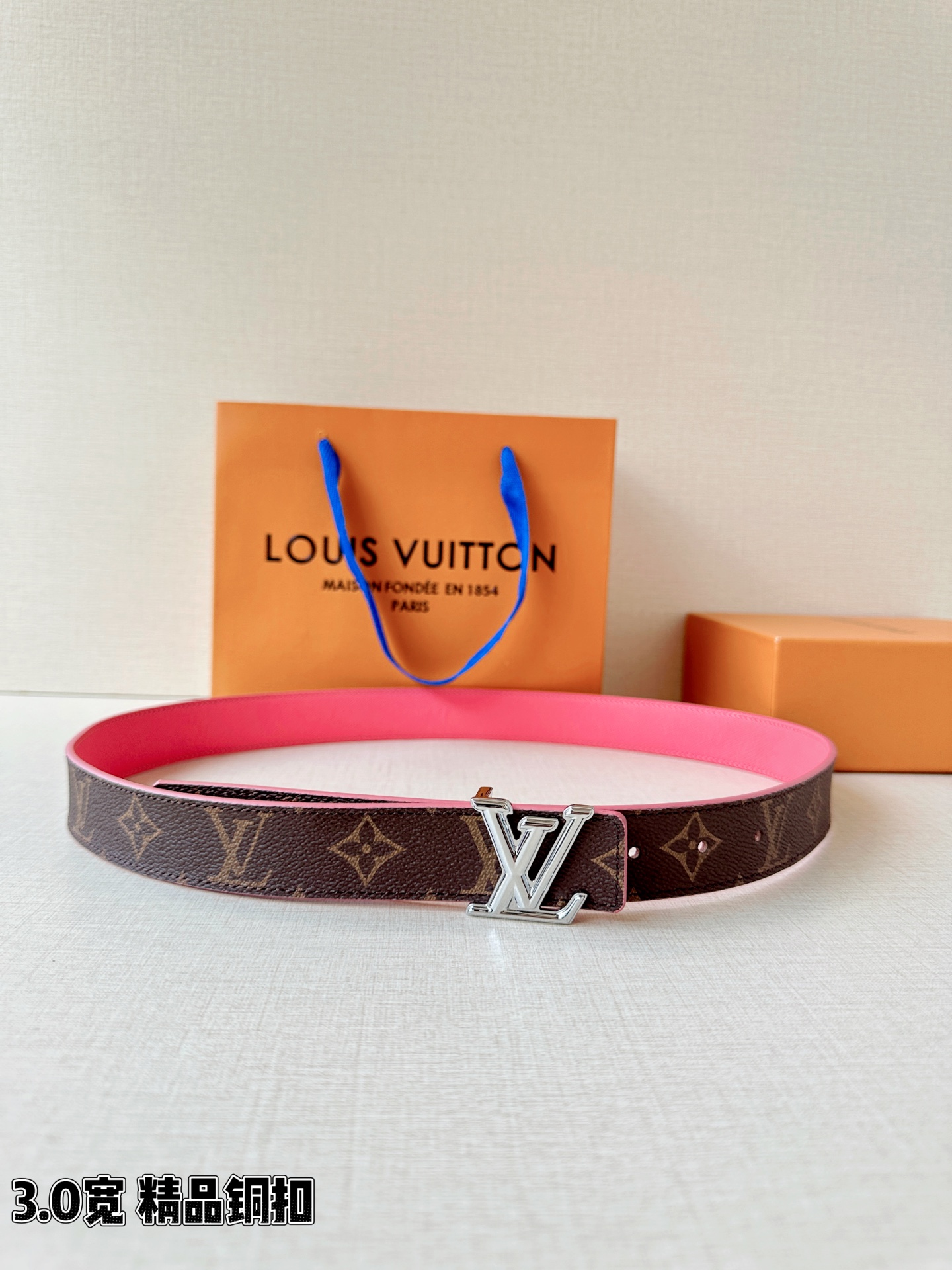 LV 3.0宽精品铜扣 经典老花腰带，Monogram涂层帆布耐磨耐看，立体LV字母扣金/银双色可选，反面黑/红/粉/枣