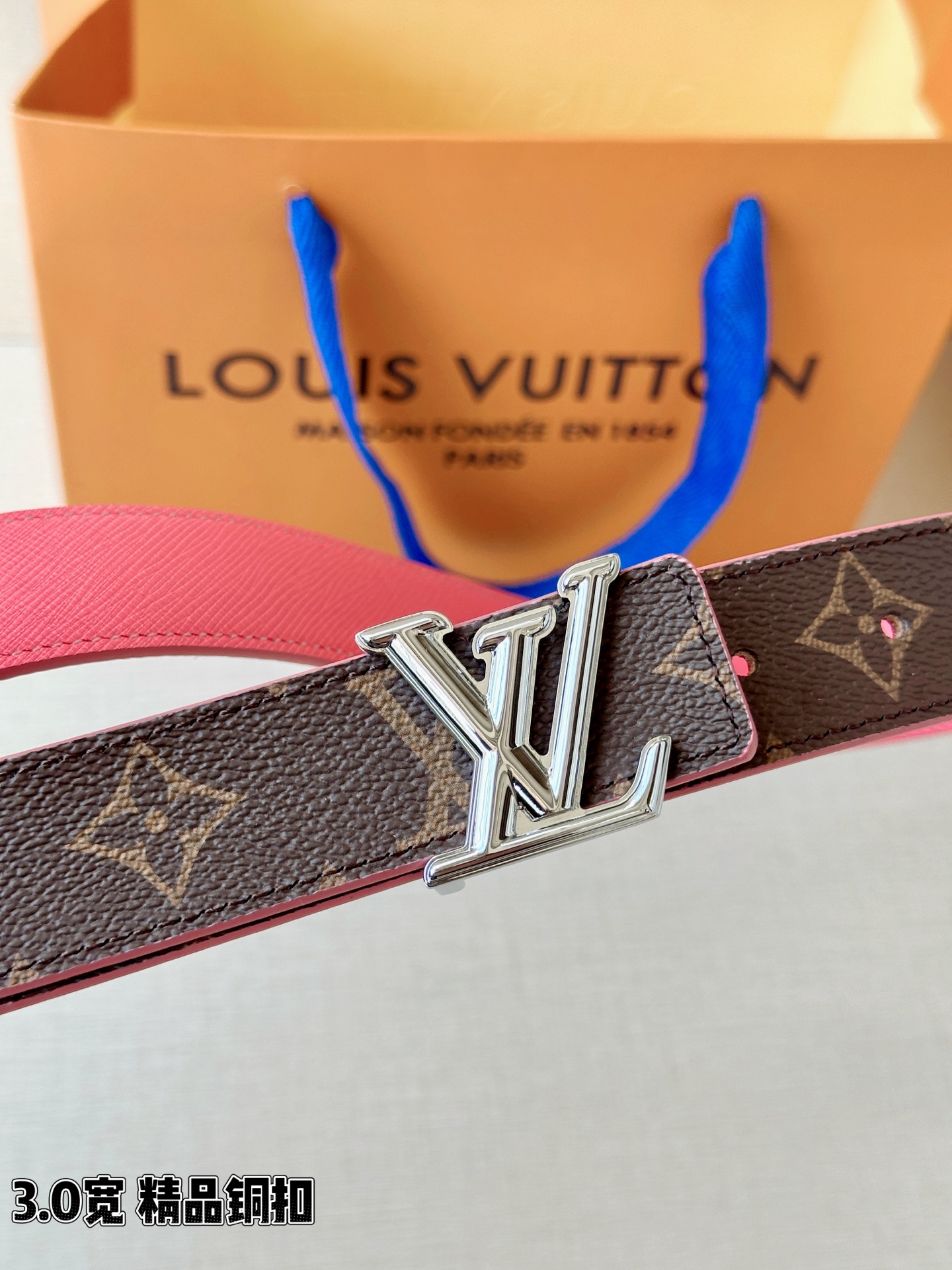LV 3.0宽精品铜扣 经典老花腰带，Monogram涂层帆布耐磨耐看，立体LV字母扣金/银双色可选，反面黑/红/粉/枣