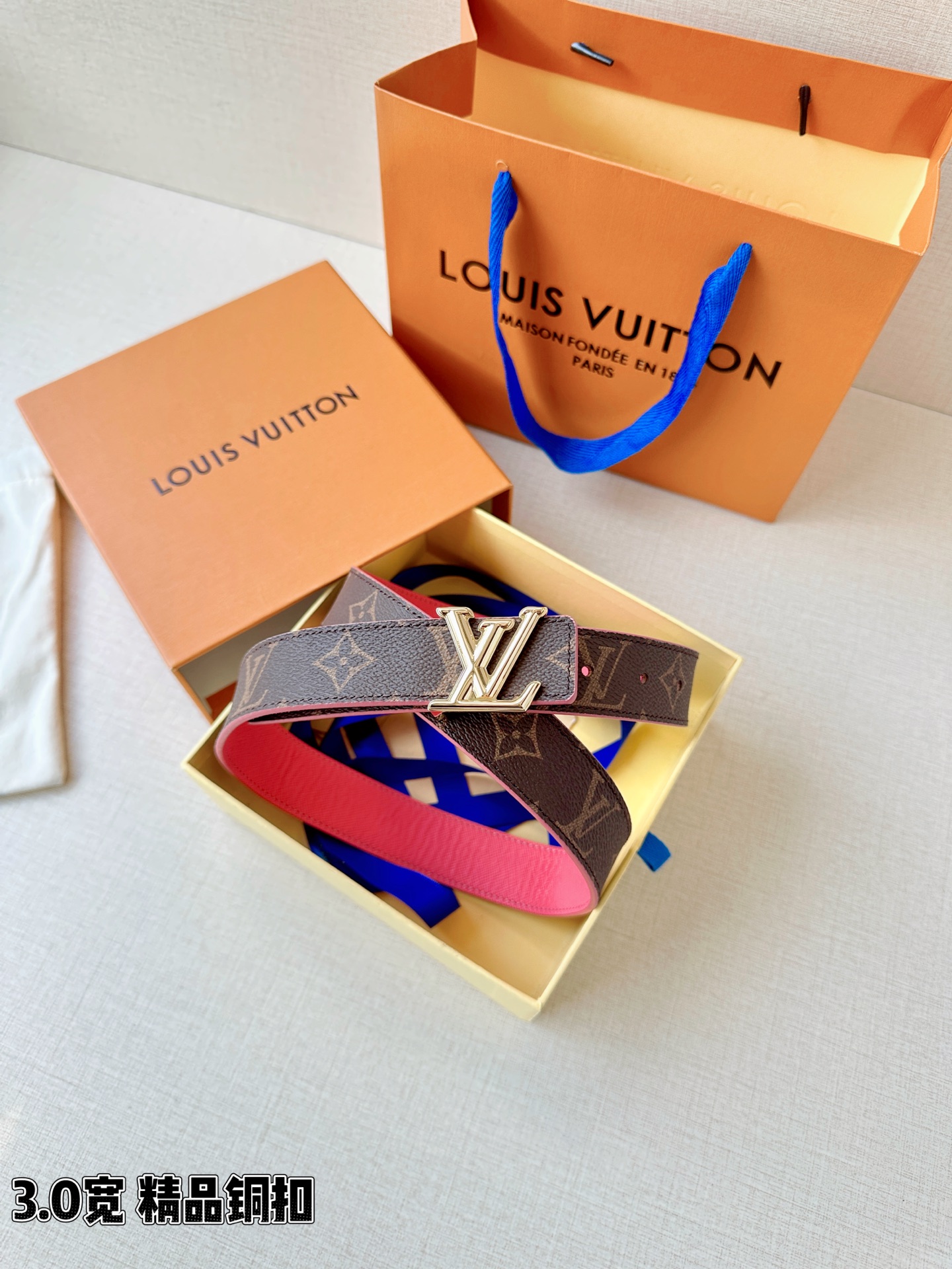 LV 3.0宽精品铜扣 经典老花腰带，Monogram涂层帆布耐磨耐看，立体LV字母扣金/银双色可选，反面黑/红/粉/枣