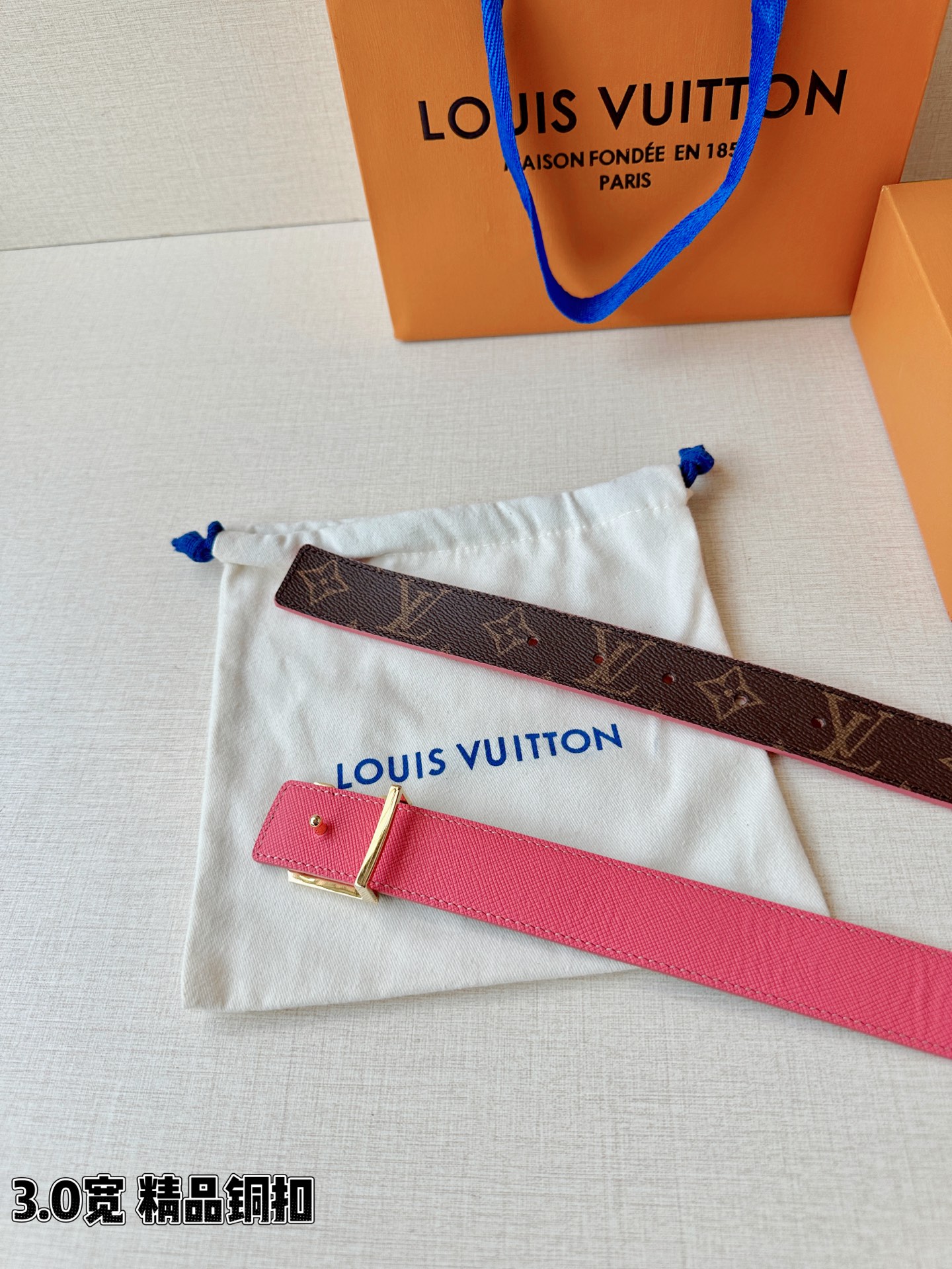 LV 3.0宽精品铜扣 经典老花腰带，Monogram涂层帆布耐磨耐看，立体LV字母扣金/银双色可选，反面黑/红/粉/枣