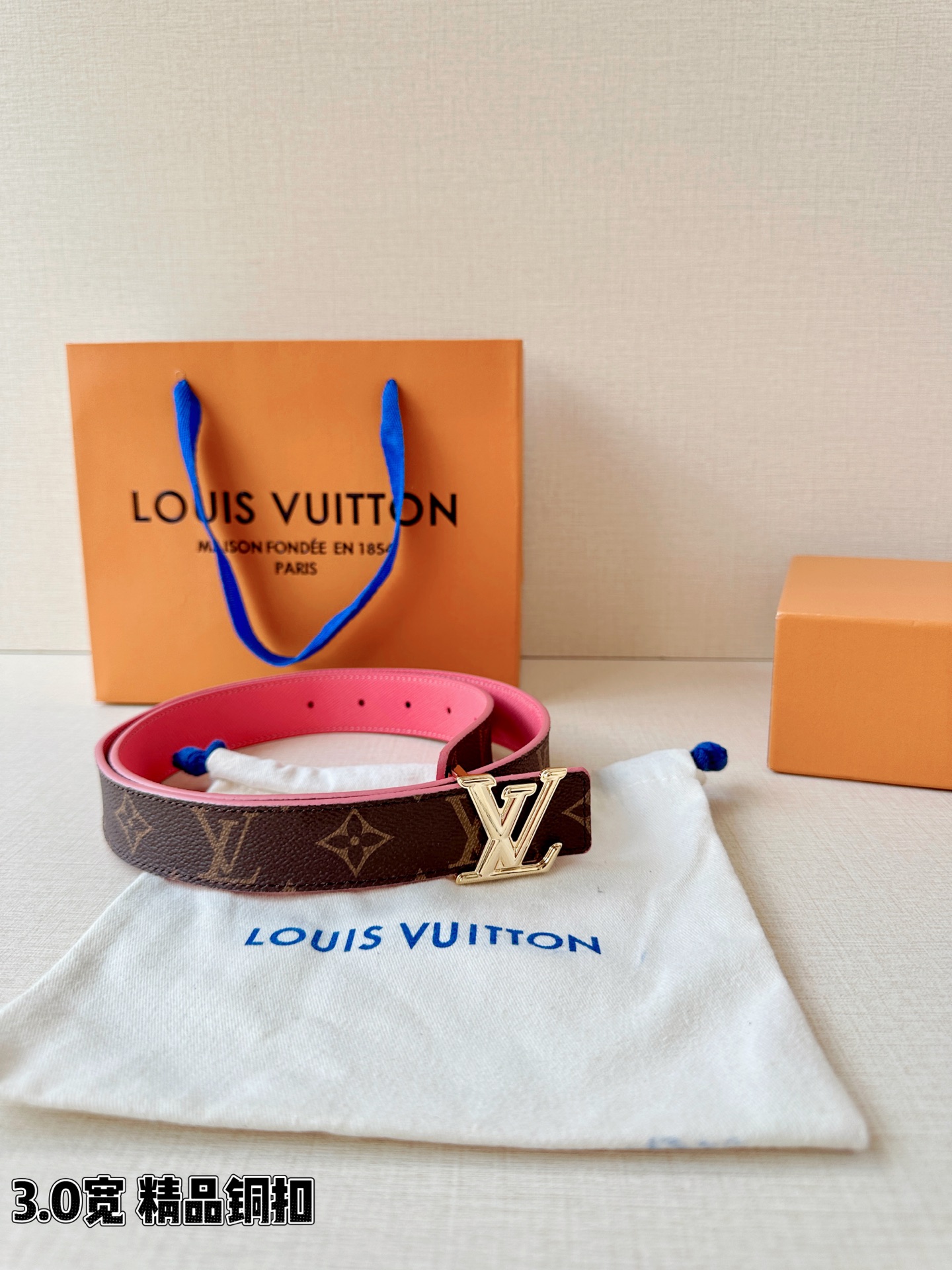LV 3.0宽精品铜扣 经典老花腰带，Monogram涂层帆布耐磨耐看，立体LV字母扣金/银双色可选，反面黑/红/粉/枣