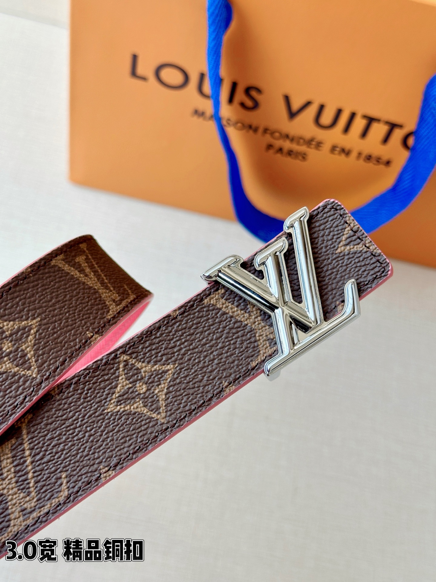 LV 3.0宽精品铜扣 经典老花腰带，Monogram涂层帆布耐磨耐看，立体LV字母扣金/银双色可选，反面黑/红/粉/枣